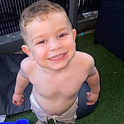 Enzo a rejoint le concours — aidez-le/la à gagner de superbes lots ! child, toddler, smiling, barefoot, shorts, outdoor, grass, toy, happy, face, person, cute, young, play, summer, skin, hair, fence, foot, daylight