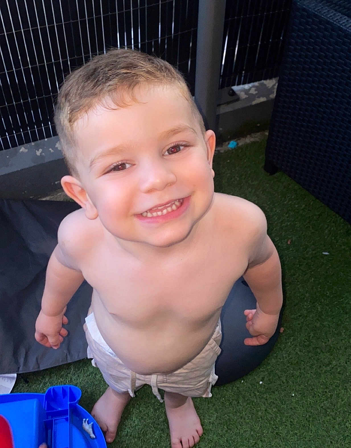 Enzo a rejoint le concours — aidez-le/la à gagner de superbes lots ! child, toddler, smiling, barefoot, shorts, outdoor, grass, toy, happy, face, person, cute, young, play, summer, skin, hair, fence, foot, daylight