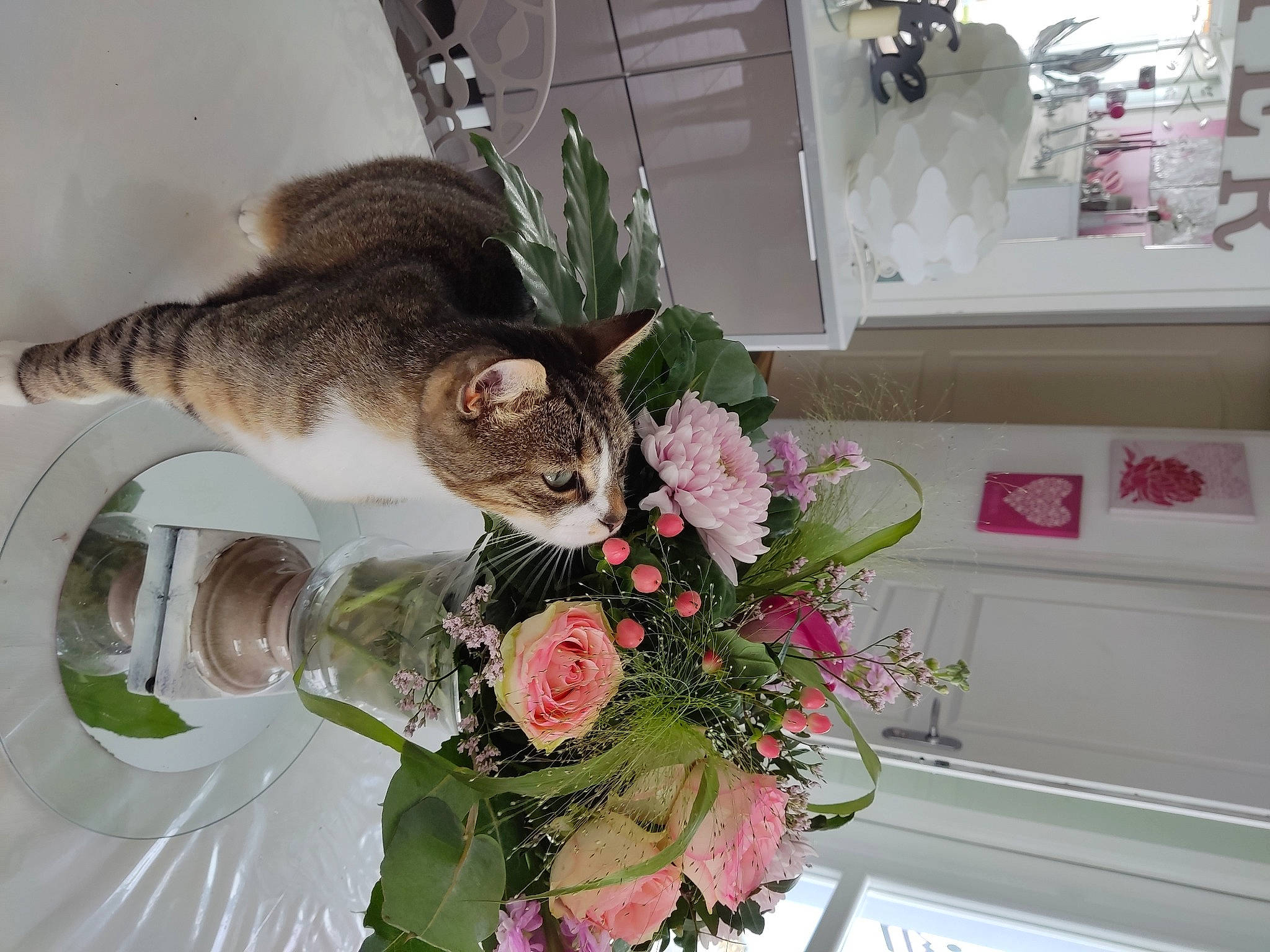 Tokyo participe au concours pour gagner de l'argent avec cette photo : artificial_flower, bouquet, carnivore, cat, cut_flowers, felidae, floral_design, flower, flower_arranging, flowerpot, houseplant, petal, plant, plate, porcelain, room, rose, small_to_medium_sized_cats, table, vase