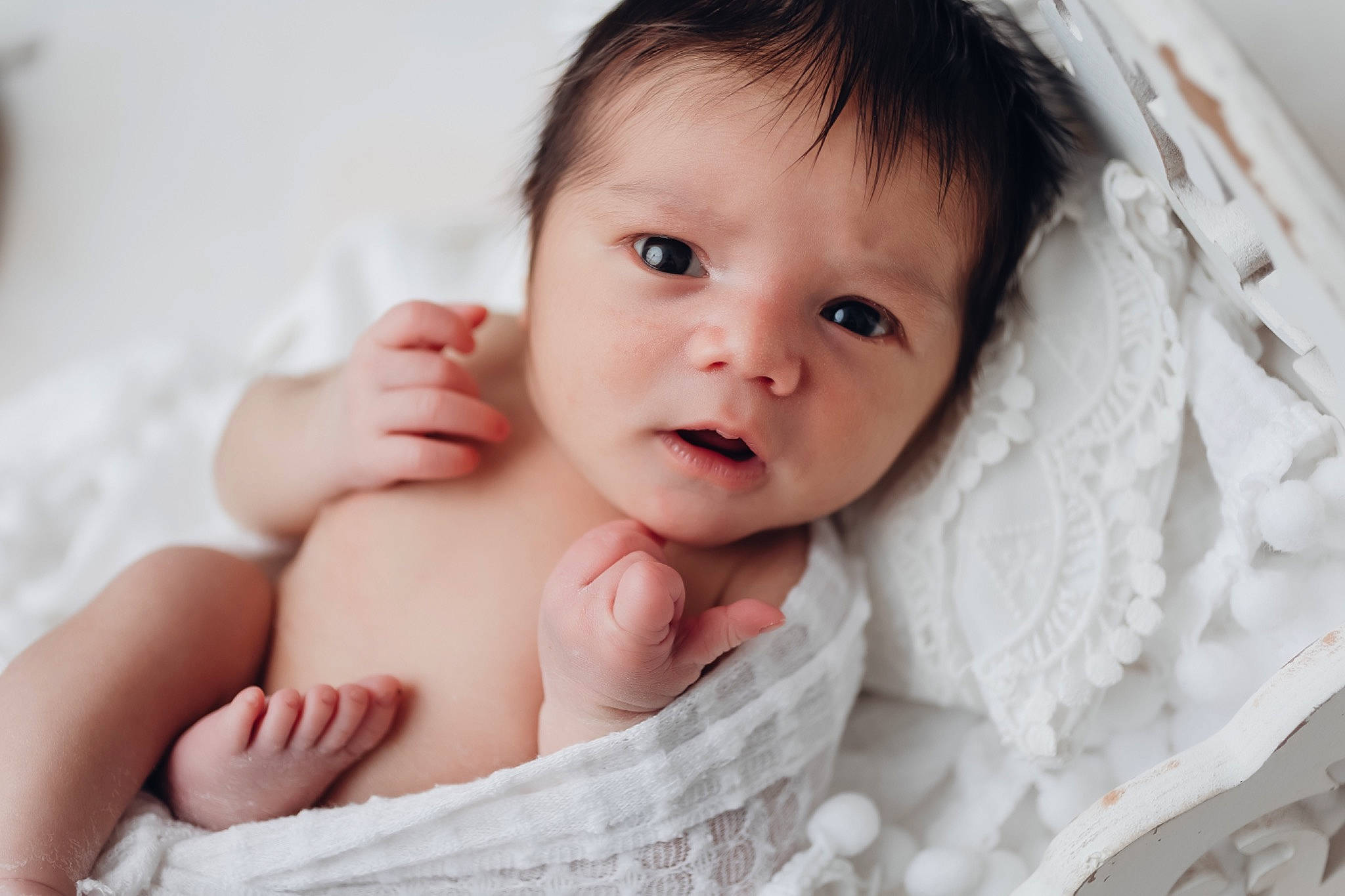 Lucas a rejoint le concours — aidez-le/la à gagner de superbes lots ! baby, baby_toddler_clothing, cheek, child, chin, comfort, eye, eyebrow, eyelash, finger, flash_photography, gesture, happy, iris, linens, lip, mouth, nose, person, skin