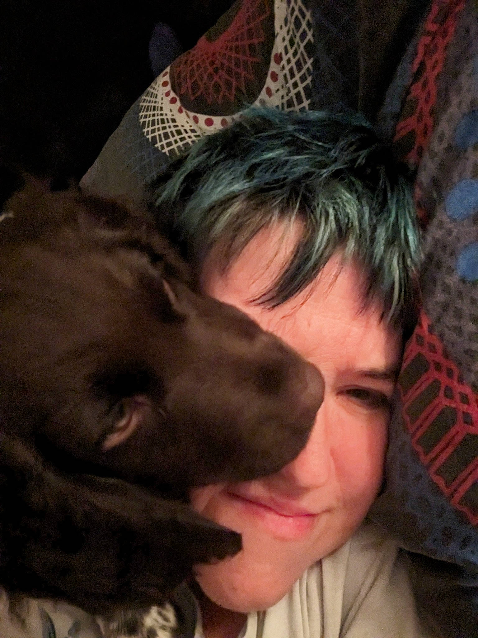 Vegas a rejoint le concours — aidez-le/la à gagner de superbes lots ! carnivore, comfort, companion_dog, dog, dog_breed, ear, flesh, fun, fur, gesture, guard_dog, hug, human_leg, liver, mouth, pattern, pointing_breed, retriever, selfie, sporting_group