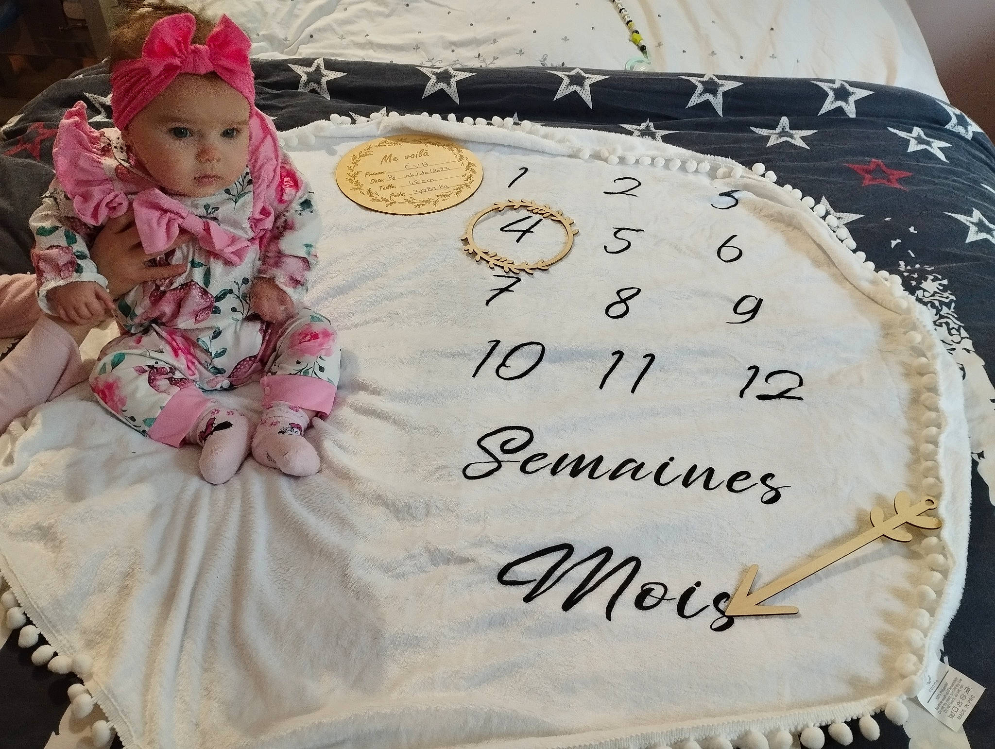 éva a rejoint le concours — aidez-le/la à gagner de superbes lots ! baby, baby_toddler_clothing, bag, bedding, circle, fashion, fashion_accessory, font, headgear, headwear, linens, magenta, pattern, person, pink, rectangle, sleeve, sugar_cake, t_shirt, textile