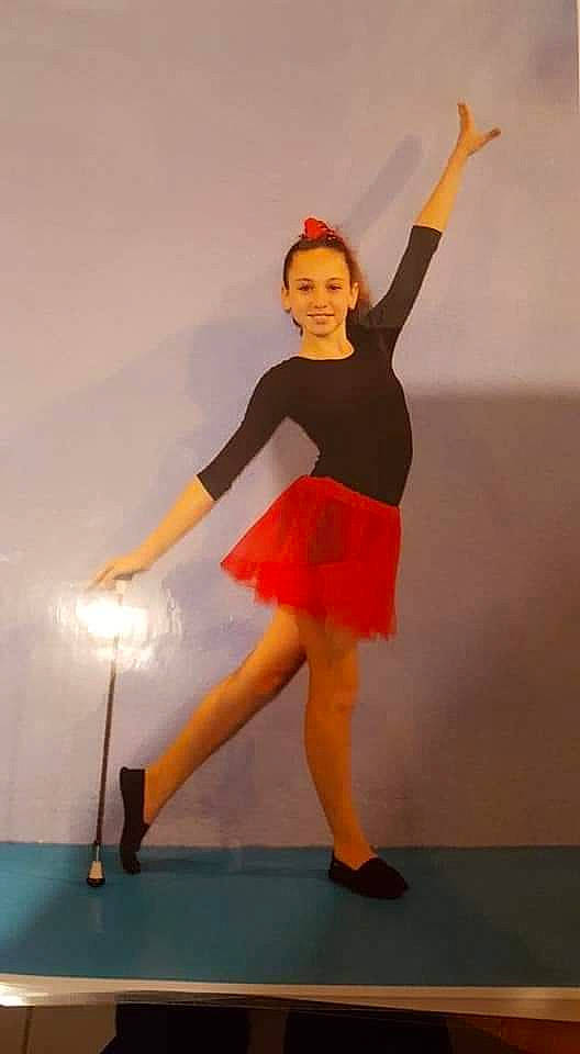 Elena a rejoint le concours — aidez-le/la à gagner de superbes lots ! arm, clothing, dance, dress, entertainment, fashion_design, flooring, fun, happy, human_body, human_leg, joint, joy, knee, orange, performing_arts, person, sandal, smile, sportswear