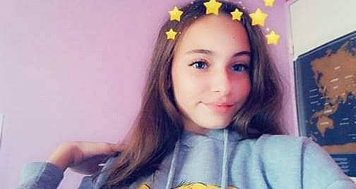 Elena participe au concours pour gagner de l'argent avec cette photo : black_hair, cool, ear, eyebrow, eyelash, flash_photography, happy, headband, headpiece, iris, joy, lip, long_hair, mouth, neck, nose, person, petal, selfie, skin