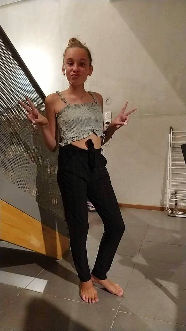 Elena a rejoint le concours — aidez-le/la à gagner de superbes lots ! abdomen, chest, eyewear, fashion_design, fashion_model, flash_photography, flooring, fun, joint, knee, leg, muscle, neck, person, shoulder, street_fashion, sunglasses, textile, thigh, trunk