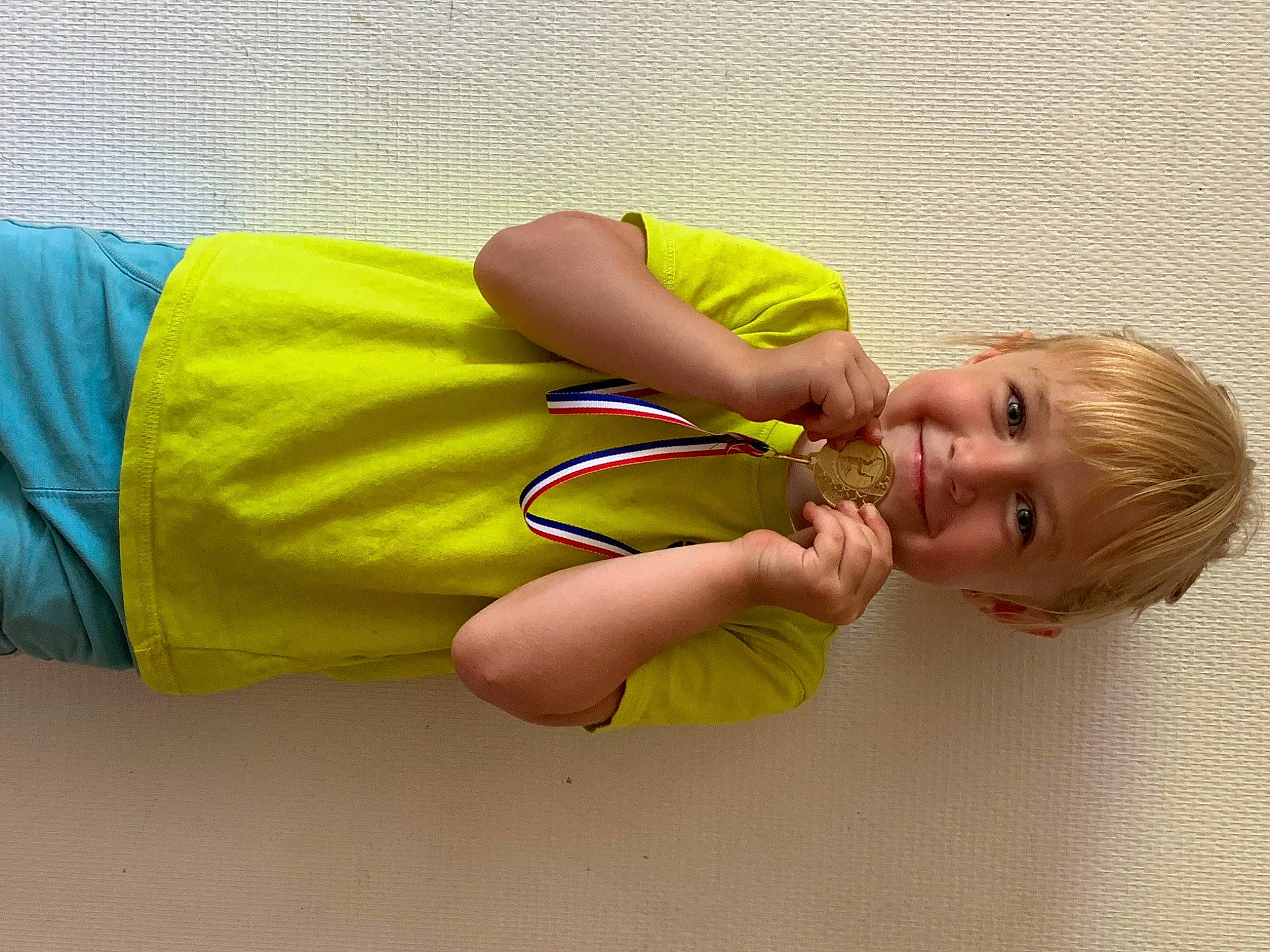 Amalia a rejoint le concours — aidez-le/la à gagner de superbes lots ! baby_toddler_clothing, child, elbow, finger, flooring, fun, gesture, grass, happy, headgear, human_leg, joint, joy, knee, leisure, person, sleeve, smile, t_shirt, thigh