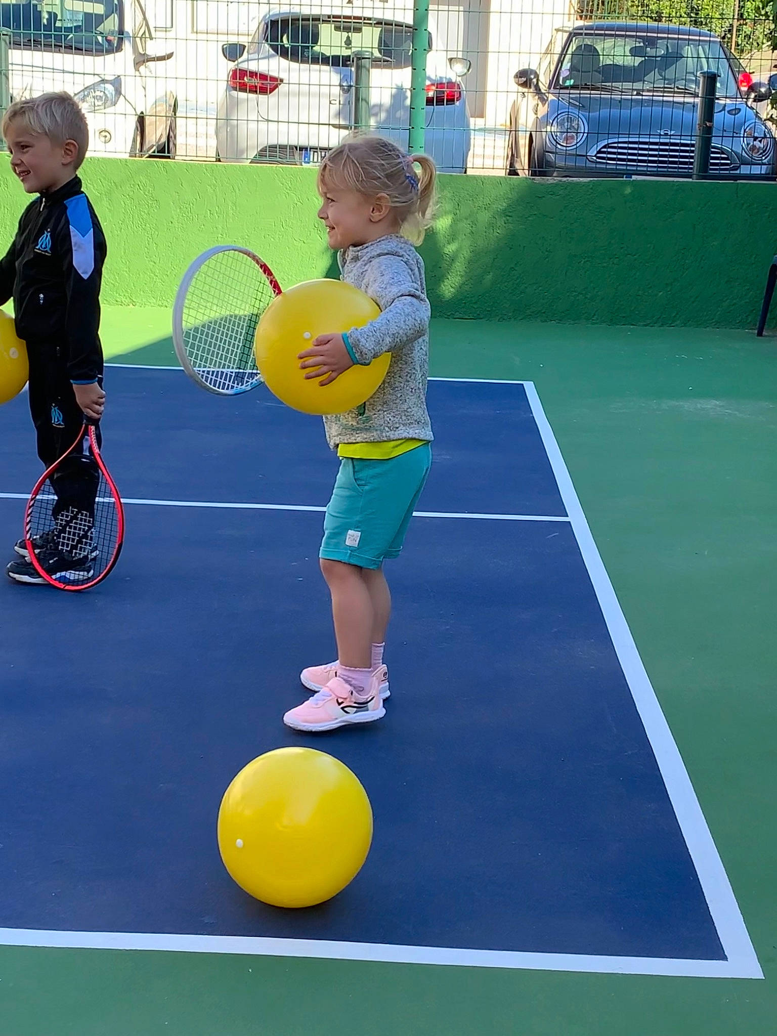 Amalia participe au concours pour gagner de l'argent avec cette photo : ball, ball_game, competition_event, footwear, fun, grass, joy, leisure, person, player, playing_sports, racket, racketlon, shoe, shorts, sneakers, sports, sports_equipment, strings, team_sport