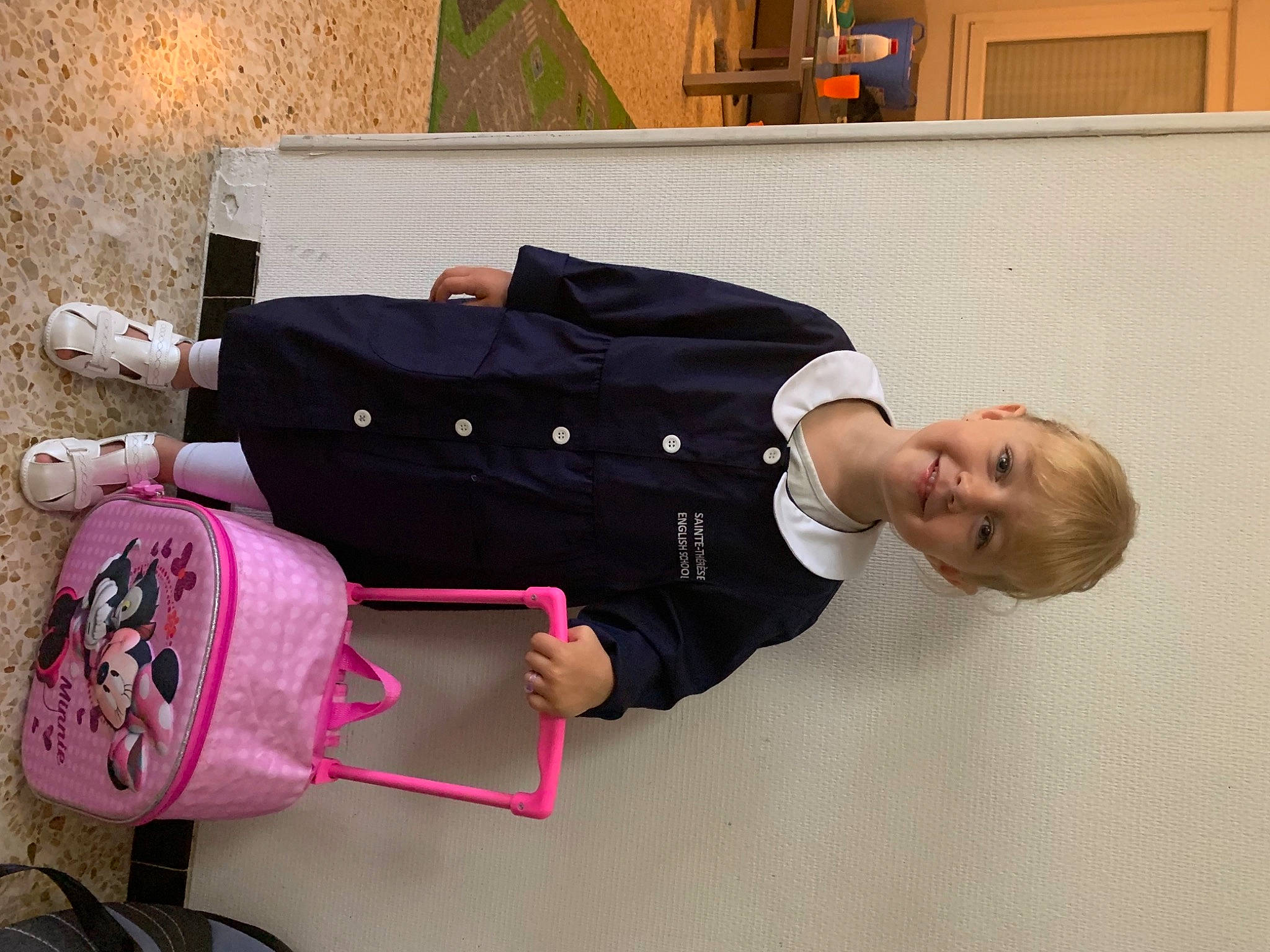 Amalia participe au concours pour gagner de l'argent avec cette photo : baby, baby_products, baby_toddler_clothing, child, cleanliness, comfort, door, flooring, hat, joint, joy, knee, person, room, sitting, street_fashion, toddler, wood, wrist