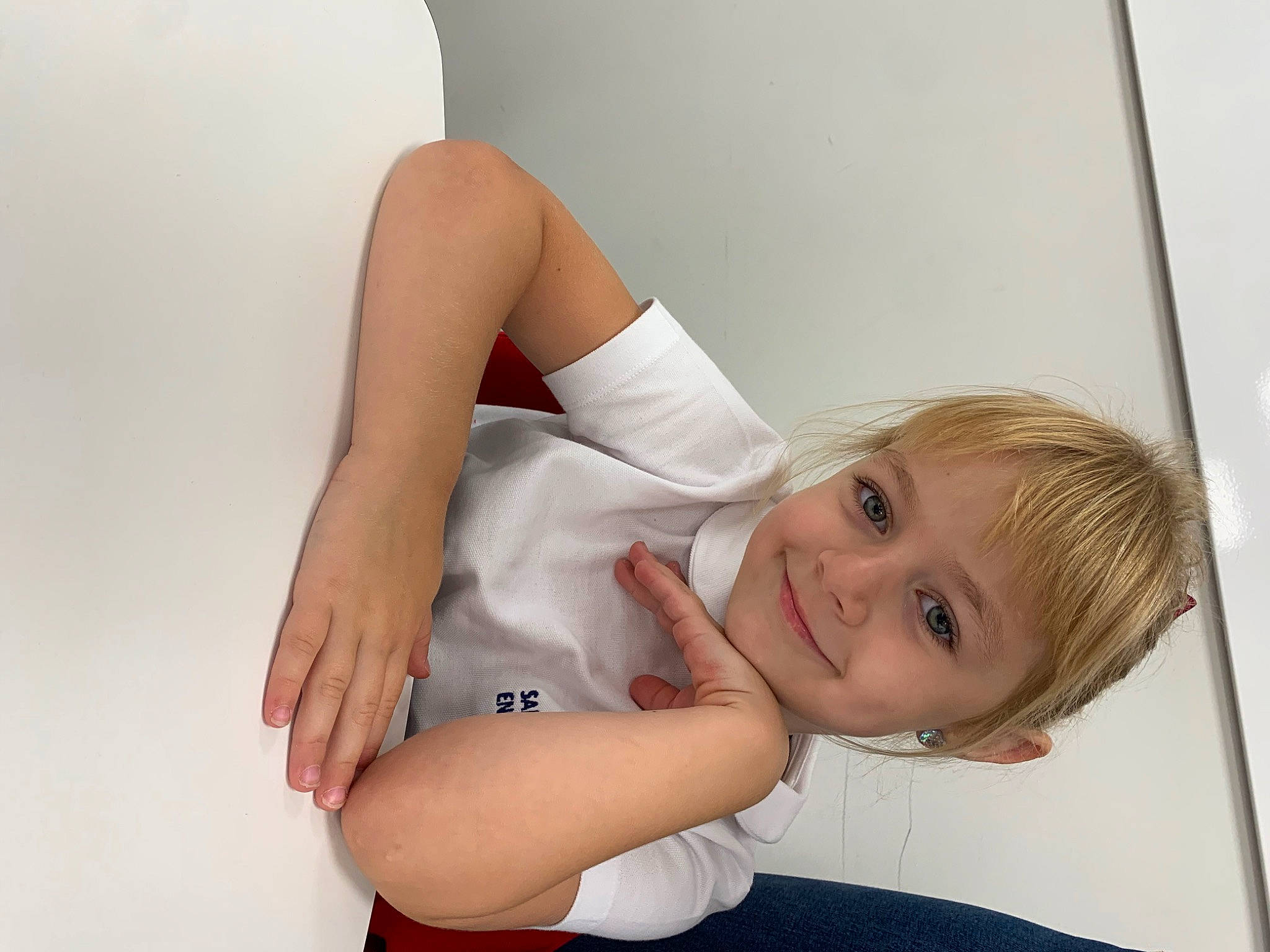 Amalia participe au concours pour gagner de l'argent avec cette photo : baby_toddler_clothing, brown_hair, cheek, chest, child, comfort, elbow, eyelash, gesture, happy, human_leg, joint, joy, knee, person, sitting, skin, sleeve, smile, thigh