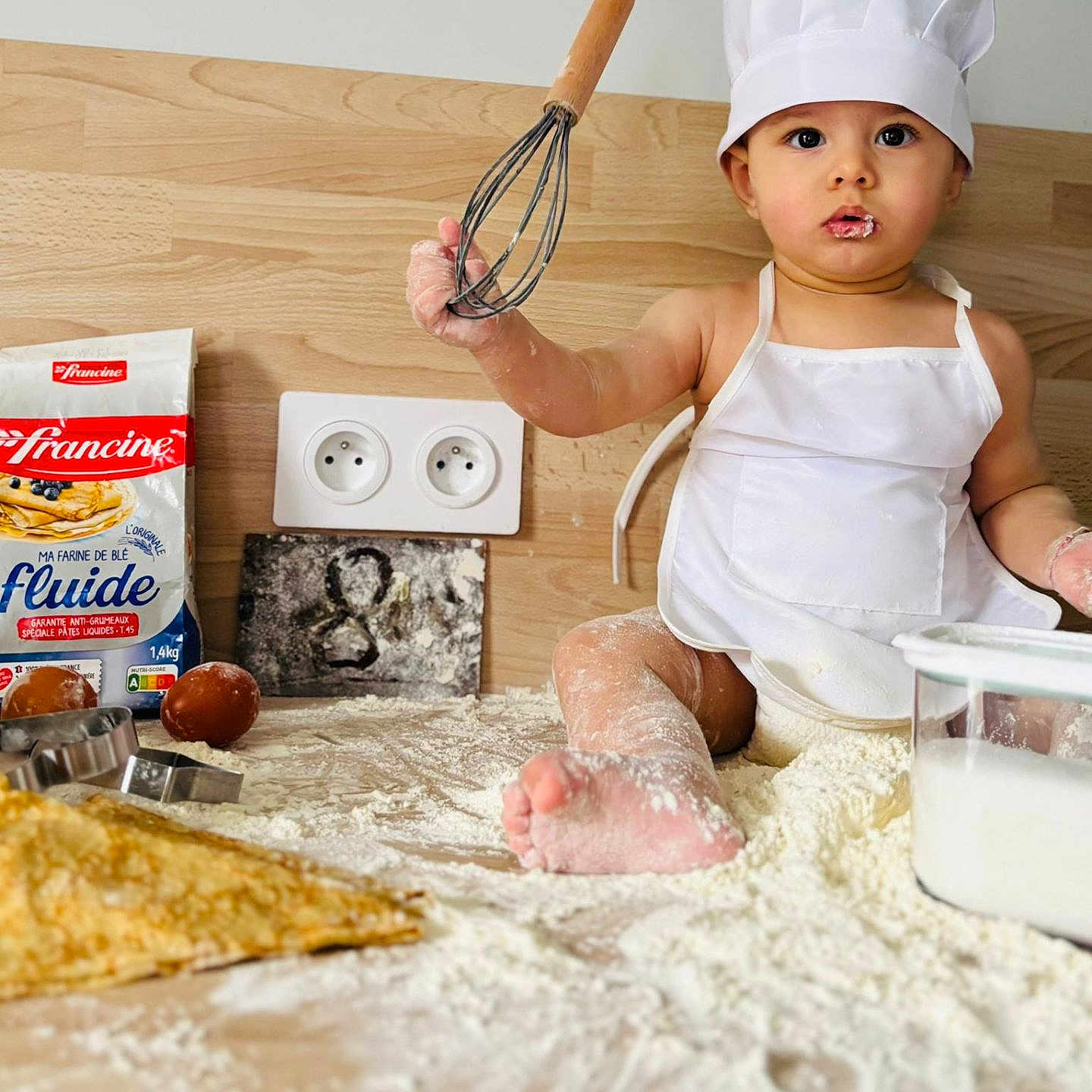 Mihnea participe au concours pour gagner de l'argent avec cette photo : baby, beverage, cooking, kneadingdough, milk, person, whisking