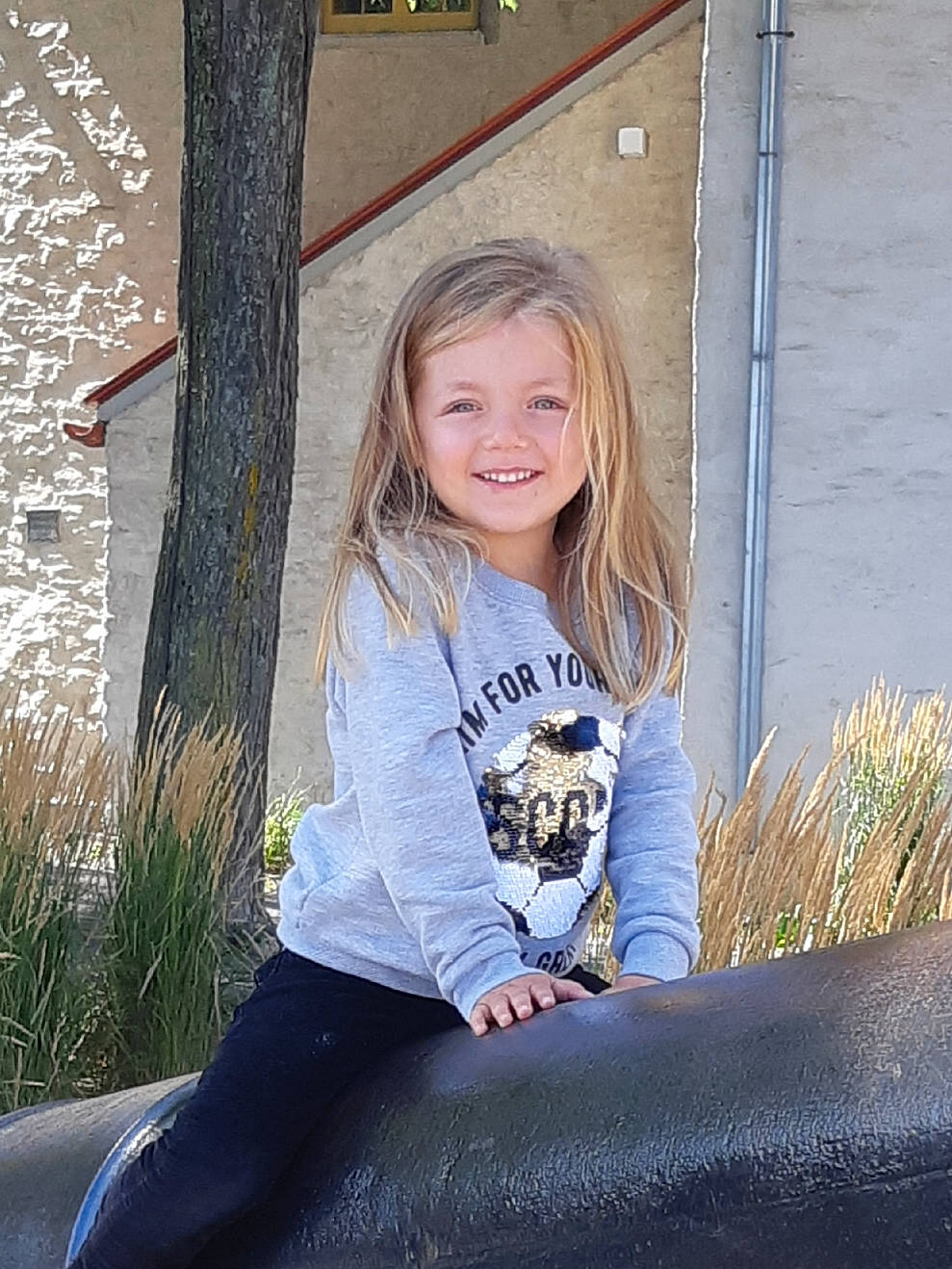 Daphné participe au concours pour gagner de l'argent avec cette photo : blond, child, child_model, denim, fawn, grass, jeans, joy, long_hair, person, photography, sitting, smile