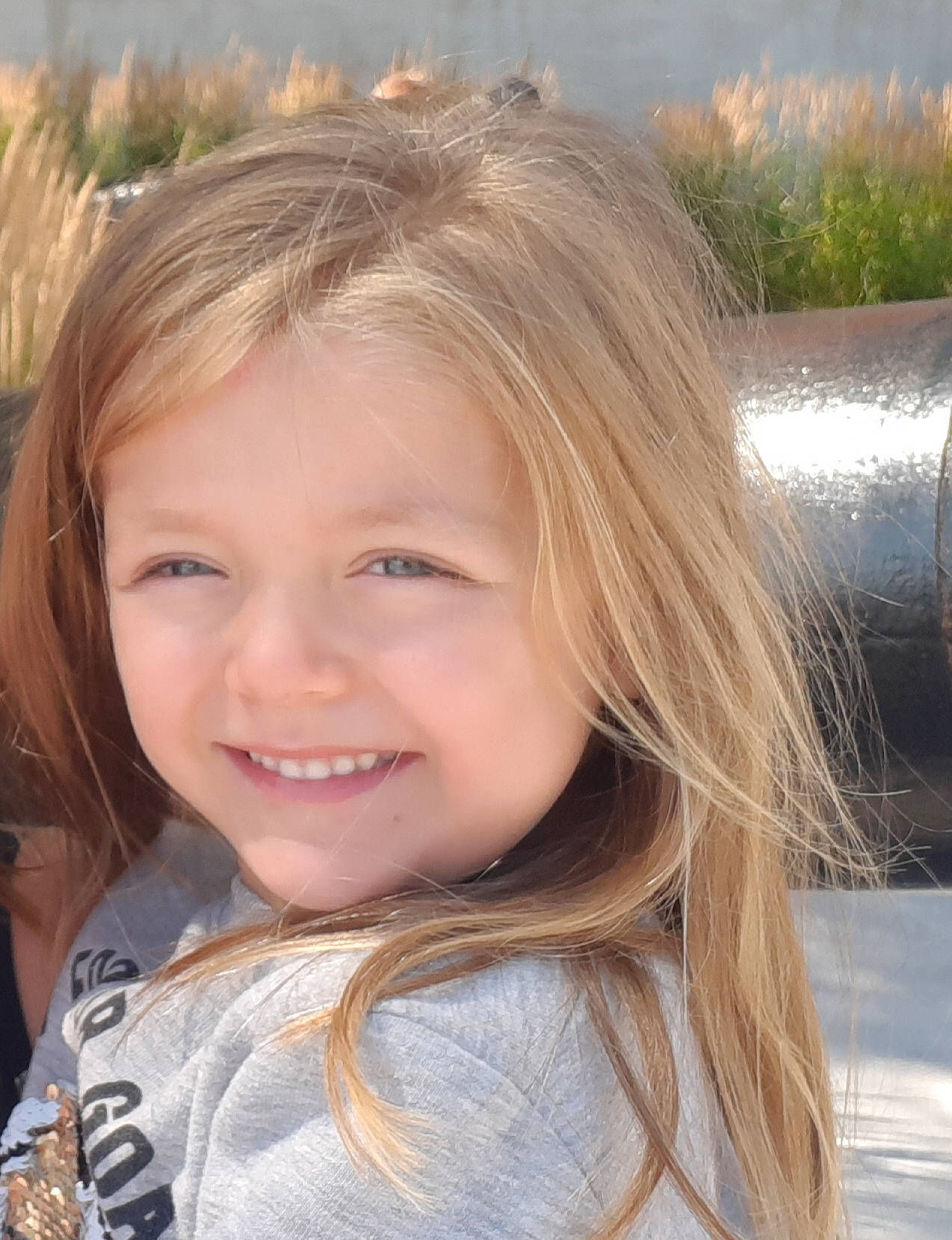 Daphné participe au concours pour gagner de l'argent avec cette photo : beauty, blond, brown_hair, child, child_model, chin, face, fawn, feathered_hair, hair, hairstyle, happy, joy, layered_hair, lip, long_hair, nose, person, portrait_photography, smile