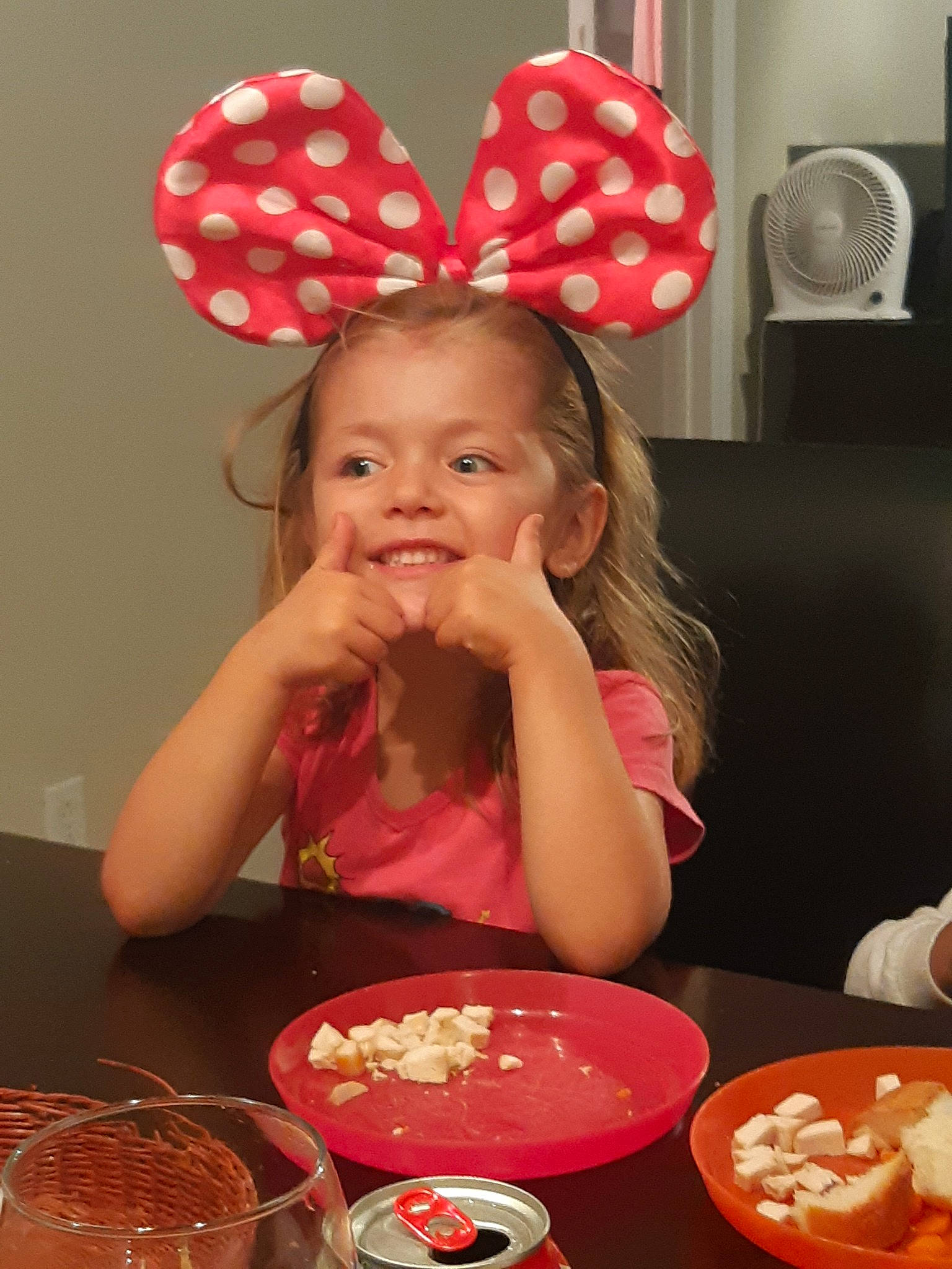 Daphné a rejoint le concours — aidez-le/la à gagner de superbes lots ! child, eating, food, joy, party, person, sweetness, toddler