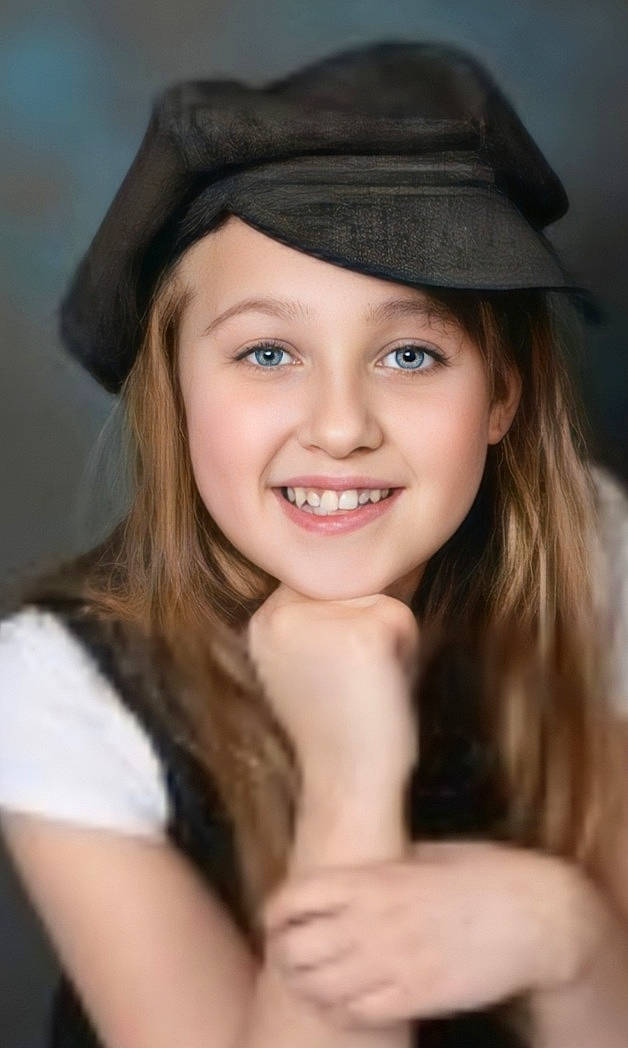 Ophélia a rejoint le concours — aidez-le/la à gagner de superbes lots ! black_hair, cap, chin, electric_blue, eye, eyebrow, eyelash, face, flash_photography, gesture, happy, hat, headgear, headwear, joy, lip, lipstick, long_hair, mortarboard, person