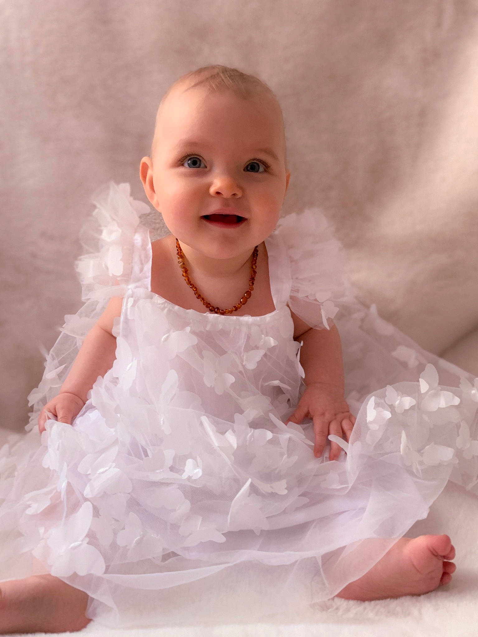 élya a rejoint le concours — aidez-le/la à gagner de superbes lots ! baby, baby_toddler_clothing, bridal_accessory, child, day_dress, dress, embellishment, event, face, flash_photography, fun, gesture, happy, head, person, pink, ruffle, skin, sleeve, smile