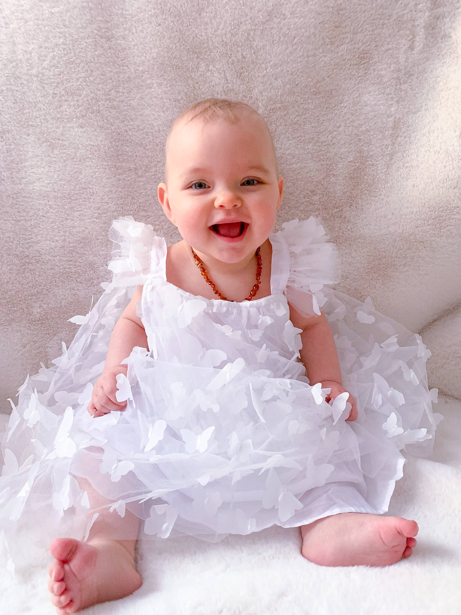 élya participe au concours pour gagner de l'argent avec cette photo : baby, baby_toddler_clothing, bridal_accessory, day_dress, dress, embellishment, eye, face, flash_photography, fun, hair_accessory, happy, head, headpiece, iris, joy, person, pink, skin, sleeve
