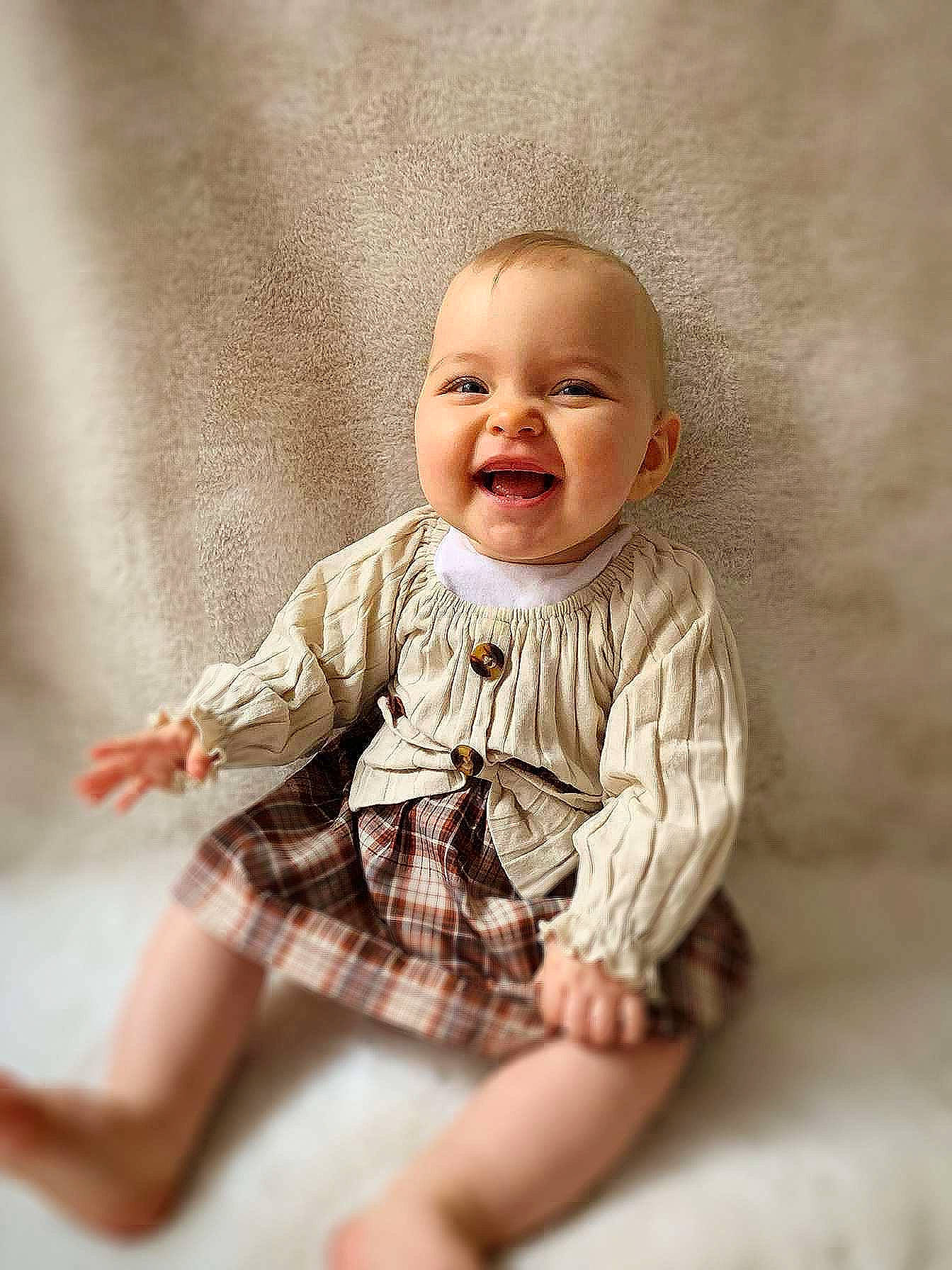 élya a rejoint le concours — aidez-le/la à gagner de superbes lots ! baby, baby_toddler_clothing, comfort, eye, face, flash_photography, flooring, fun, gesture, happy, head, human_body, iris, person, skin, sleeve, smile, t_shirt, tartan, textile