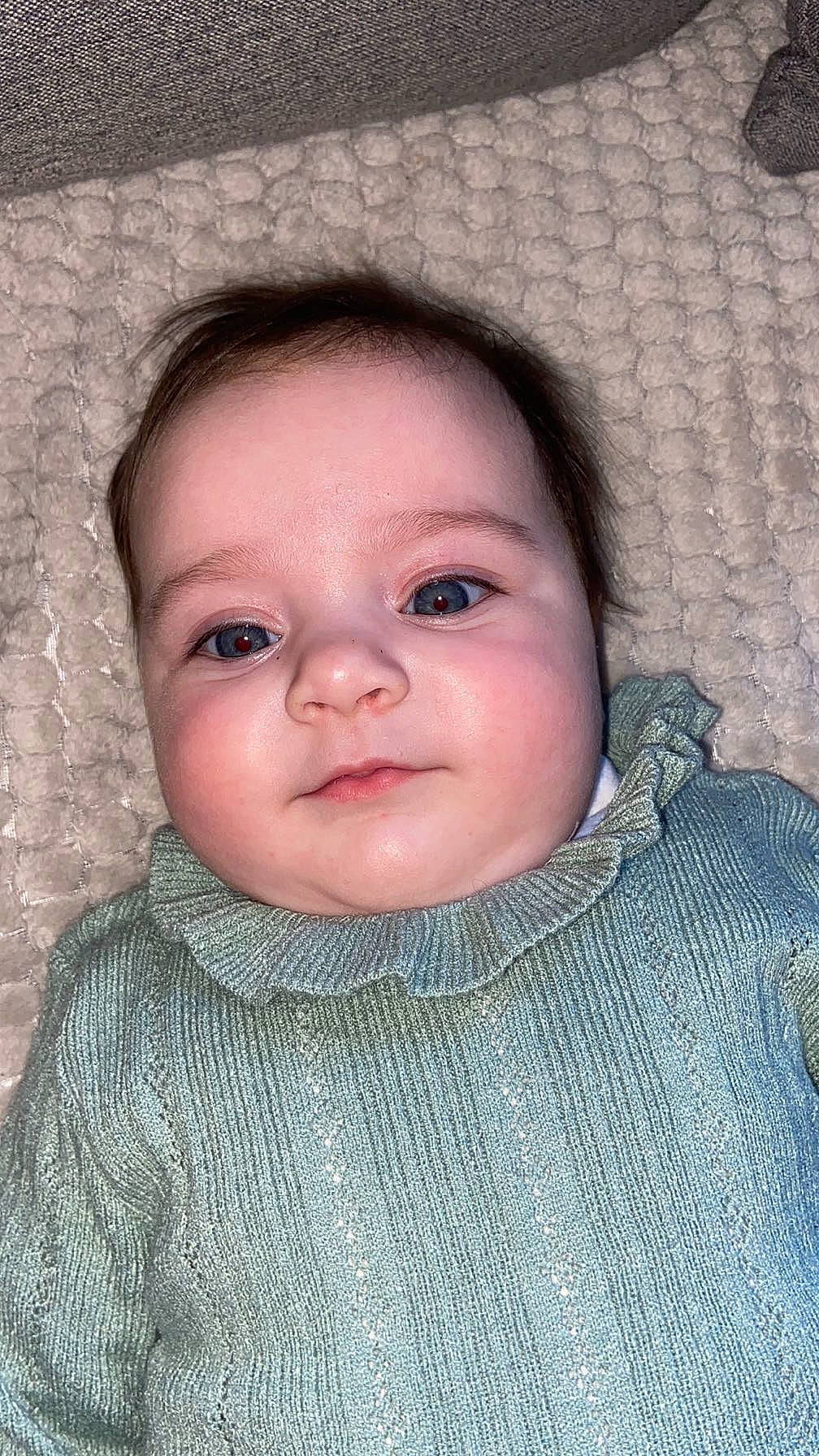 Inaya participe au concours pour gagner de l'argent avec cette photo : baby, baby_toddler_clothing, cheek, clothing, collar, eyebrow, eyelash, flash_photography, forehead, grey, head, iris, lip, nose, outerwear, person, skin, sleeve, toddler, wood