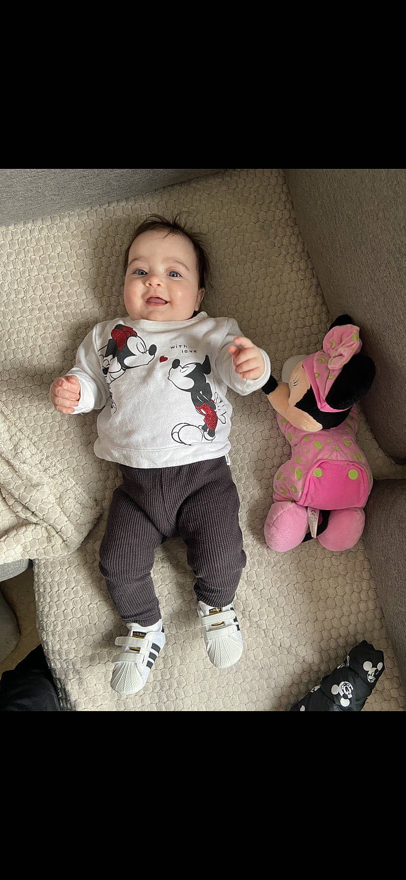 Inaya a rejoint le concours — aidez-le/la à gagner de superbes lots ! baby, baby_toddler_clothing, cheek, child, comfort, finger, flash_photography, fun, gesture, hand, happy, leg, person, pink, skin, sleeve, smile, textile, toddler, toy