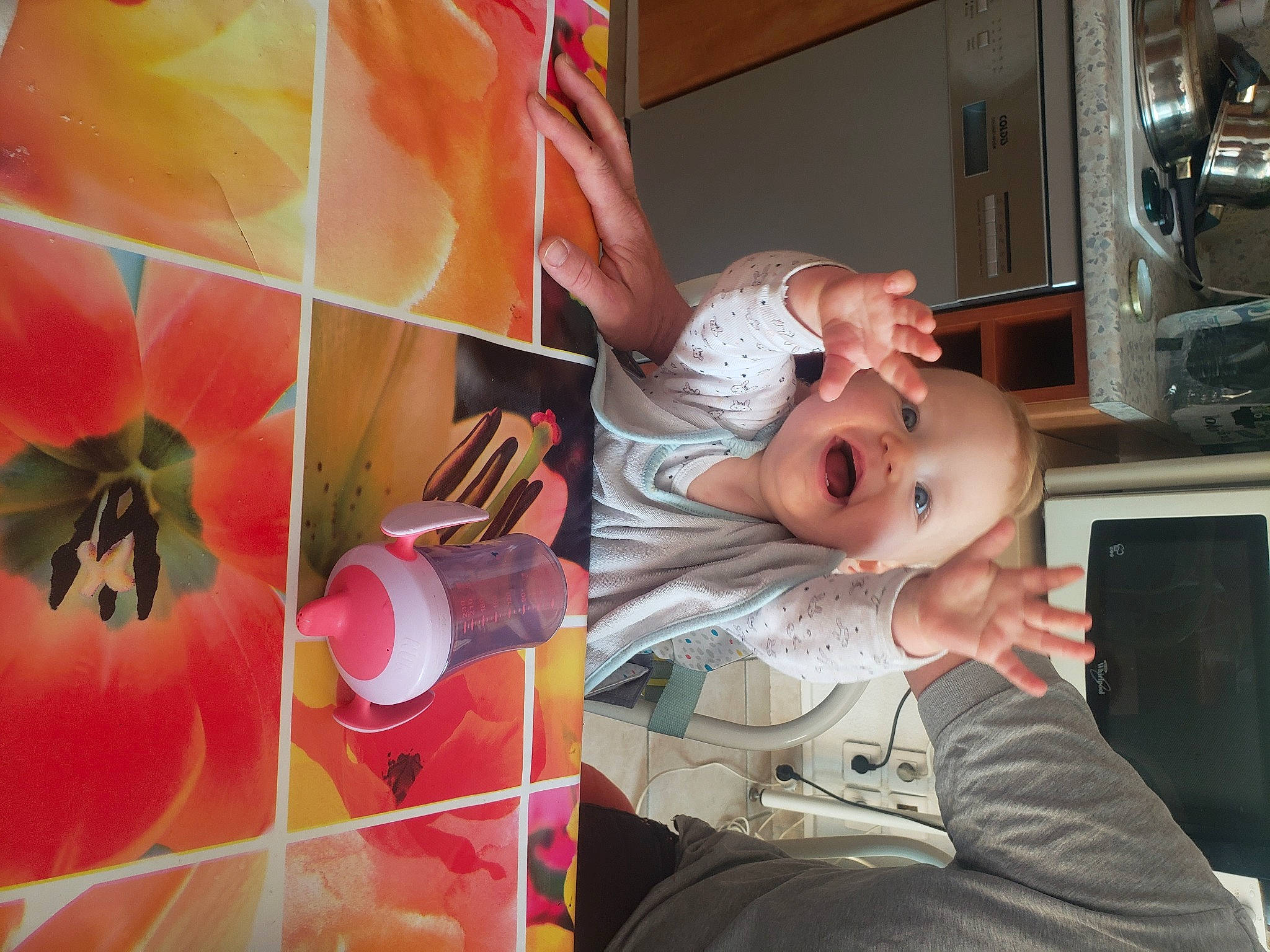 Kayla participe au concours pour gagner de l'argent avec cette photo : art, baby, balloon, child, event, fashion_accessory, fun, hat, magenta, party, party_supply, peach, person, petal, plastic, room, smile, tableware, toddler, visual_arts