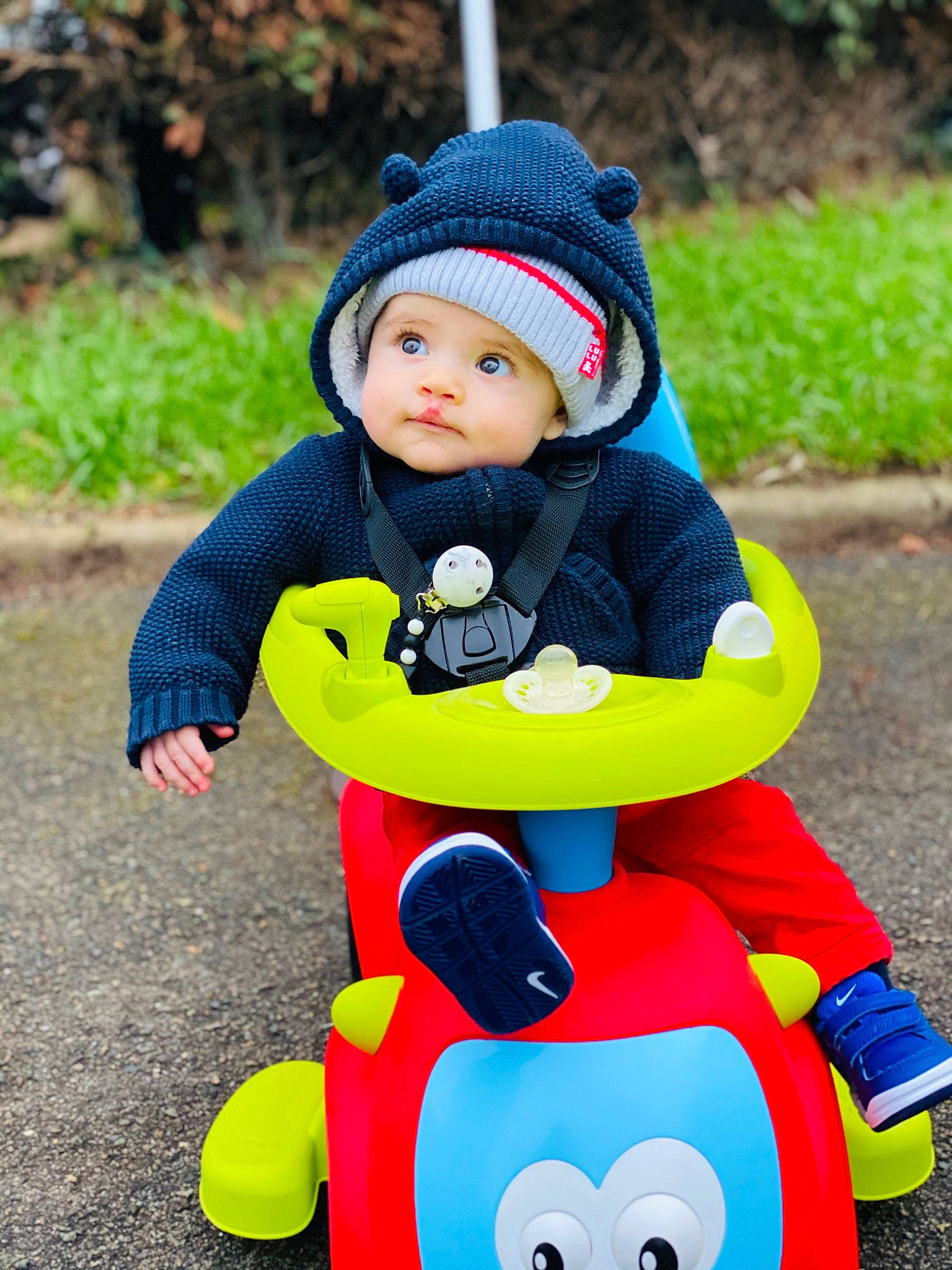 Noam participe au concours pour gagner de l'argent avec cette photo : baby, baby_playing_with_toys, baby_products, baby_toddler_clothing, cap, child, eye, face, happy, headwear, leisure, organ, person, photograph, playing_with_kids, product, recreation, red, riding_toy, toddler