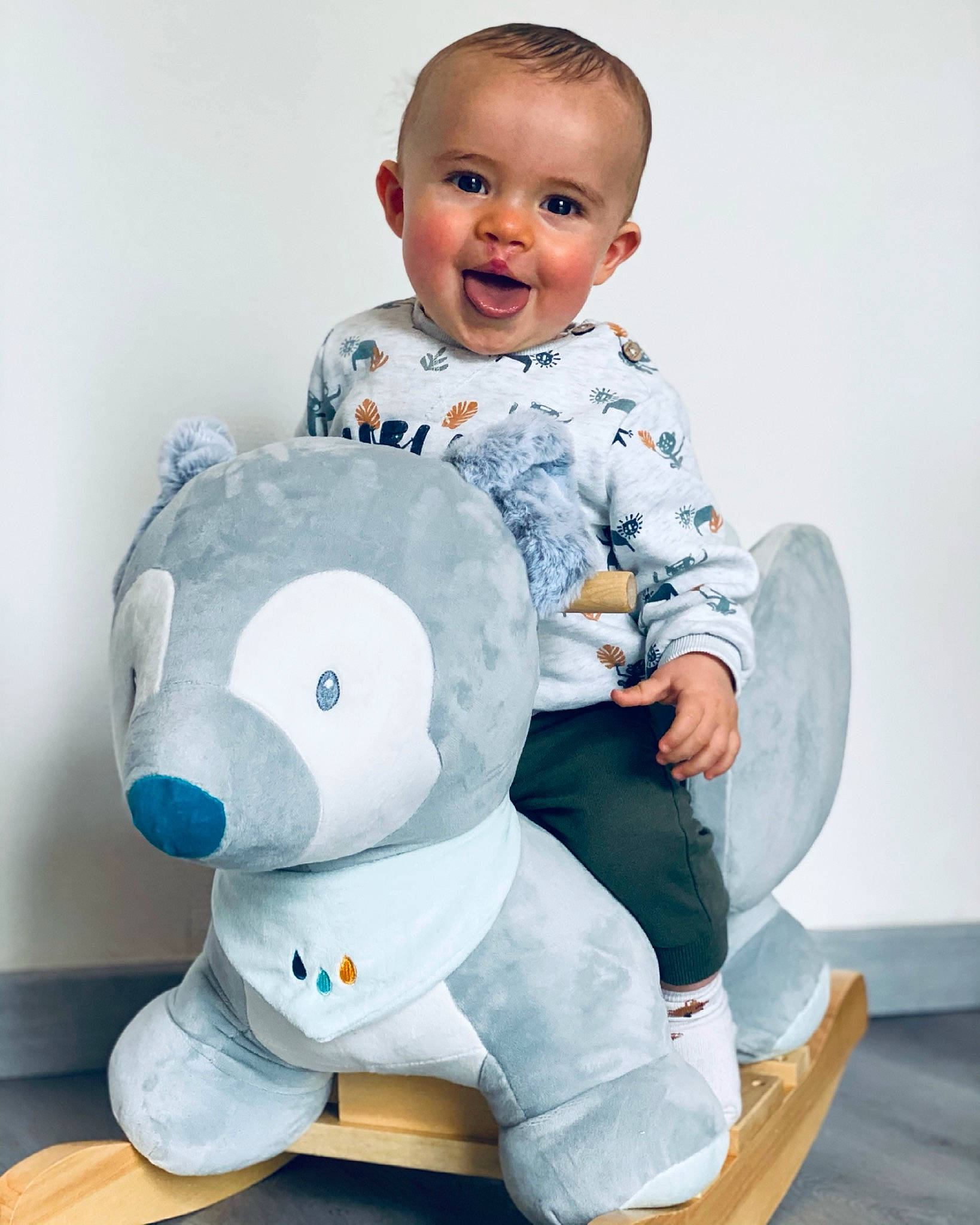 Noam participe au concours pour gagner de l'argent avec cette photo : baby, baby_toddler_clothing, carnivore, comfort, companion_dog, flash_photography, happy, human_leg, leg, mammal, person, photograph, sitting, sleeve, smile, t_shirt, thigh, tie, toddler, toy