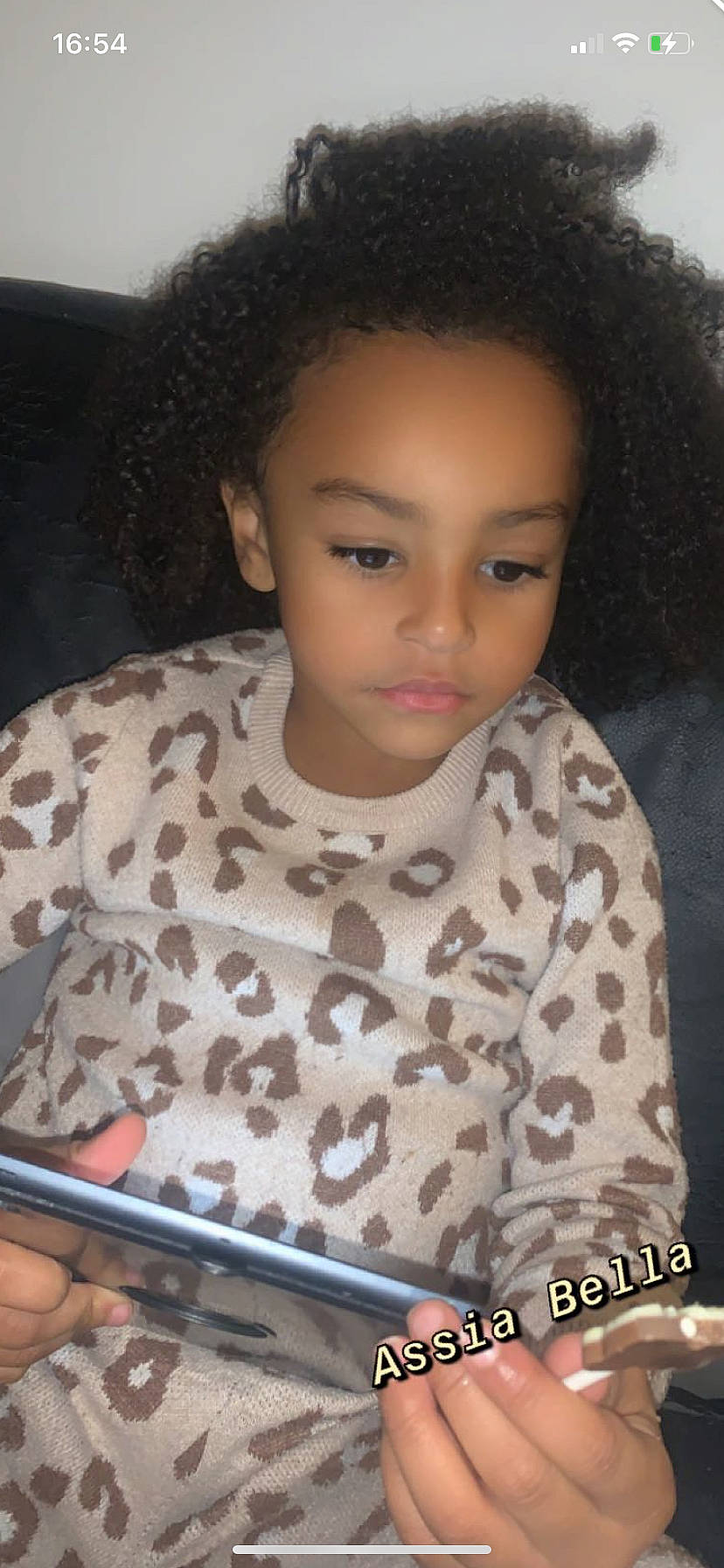 Assia a rejoint le concours — aidez-le/la à gagner de superbes lots ! afro, black_hair, cheek, chin, cool, eye, eyebrow, eyelash, forehead, hairstyle, head, iris, jheri_curl, lip, neck, nose, organ, person, ringlet, skin