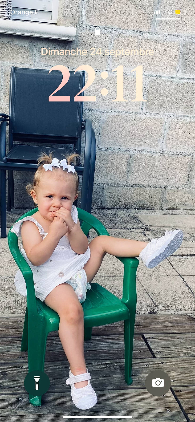 Ilona participe au concours pour gagner de l'argent avec cette photo : baby, baby_toddler_clothing, beauty, chair, eyewear, flash_photography, foot, happy, human_leg, knee, leg, leisure, magenta, person, pink, purple, sandal, sitting, standing, thigh