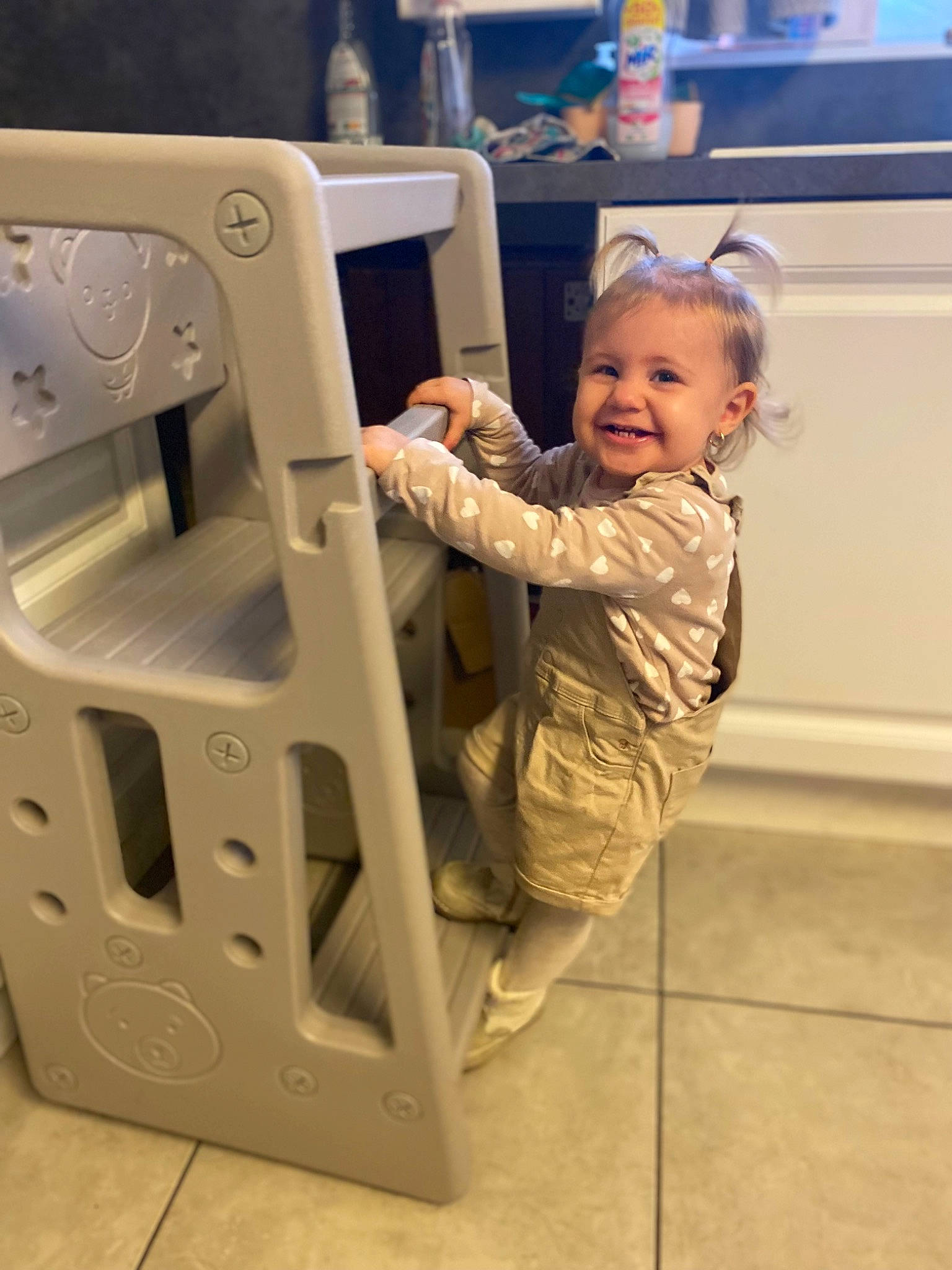 Ilona participe au concours pour gagner de l'argent avec cette photo : baby, baby_safety, baby_toddler_clothing, child, comfort, engineering, flooring, fun, happy, joy, machine, person, plastic, room, smile, toddler, wood