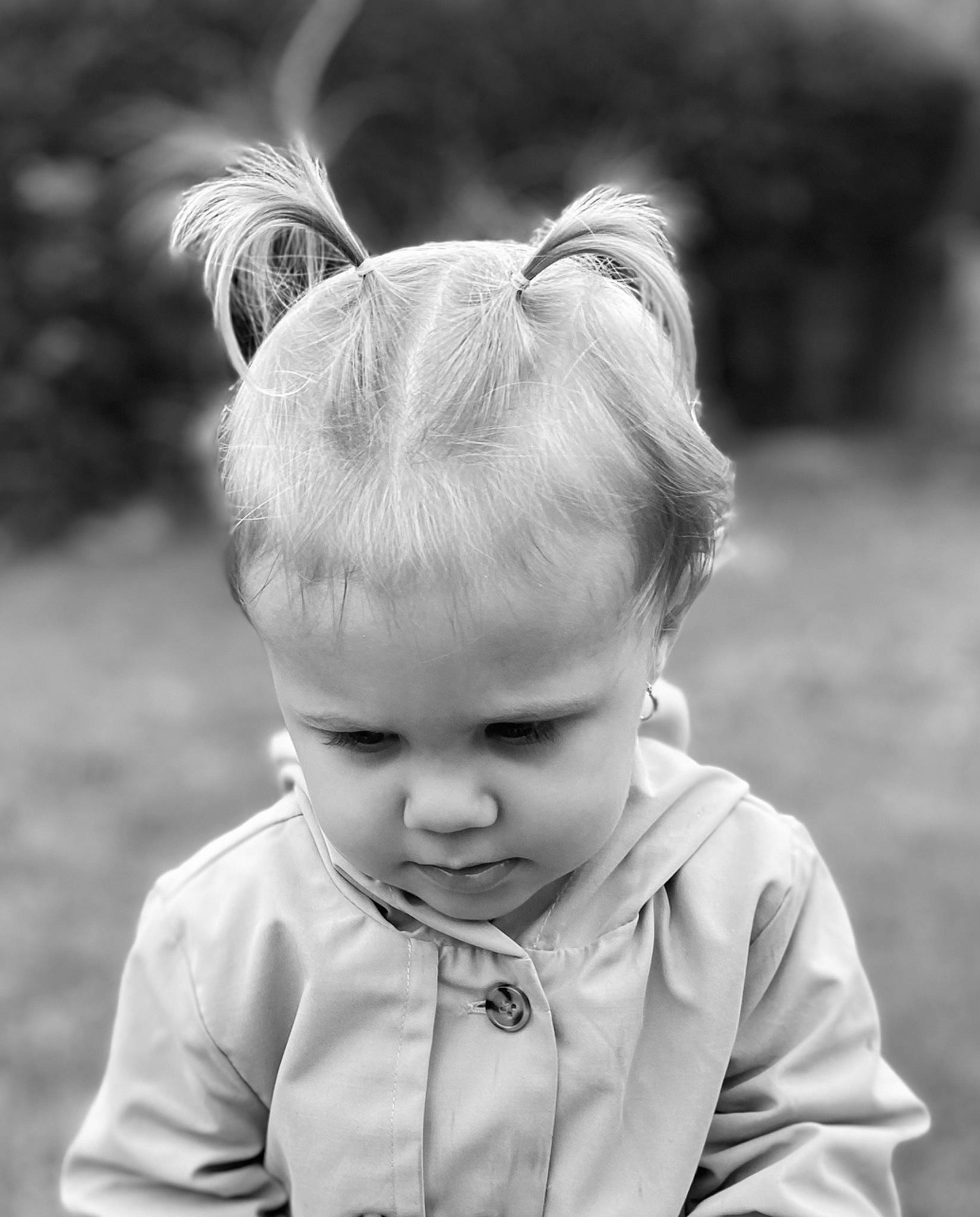 Ilona a rejoint le concours — aidez-le/la à gagner de superbes lots ! baby_toddler_clothing, black, black_and_white, eye, flash_photography, grass, hair, happy, head, human_body, iris, monochrome, monochrome_photography, people, person, photograph, sleeve, standing, style, toddler