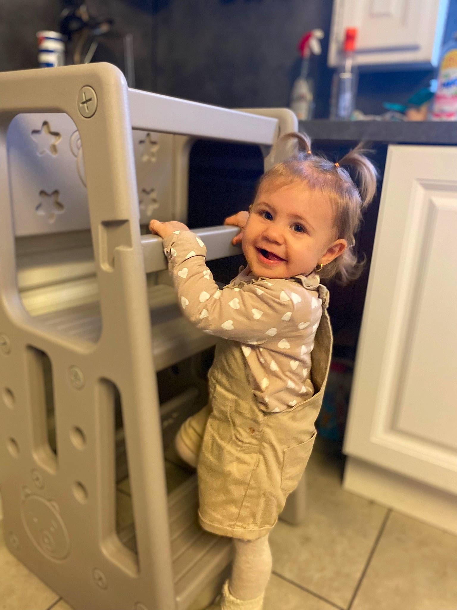 Ilona participe au concours pour gagner de l'argent avec cette photo : baby, baby_products, baby_safety, baby_toddler_clothing, beauty, child, door, flooring, fun, gesture, happy, joy, person, play, room, sleeve, smile, thumb, toddler, toy