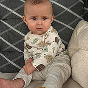Edmond a rejoint le concours — aidez-le/la à gagner de superbes lots ! animal_print, baby, bracelet, child, clothing, couch, curious, cute, elephant, eyes, face, foot, furniture, hand, indoors, infant, pants, pattern, portrait, sitting