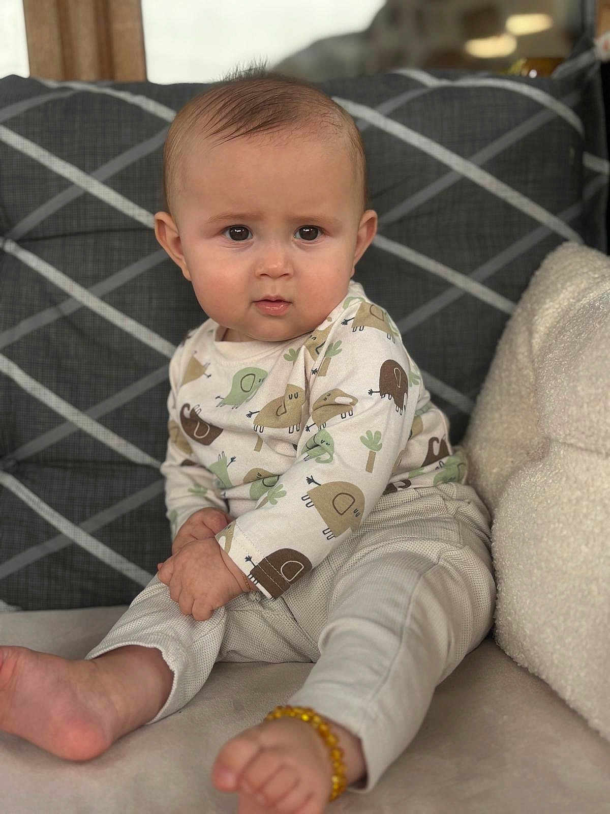 Edmond a rejoint le concours — aidez-le/la à gagner de superbes lots ! animal_print, baby, bracelet, child, clothing, couch, curious, cute, elephant, eyes, face, foot, furniture, hand, indoors, infant, pants, pattern, portrait, sitting