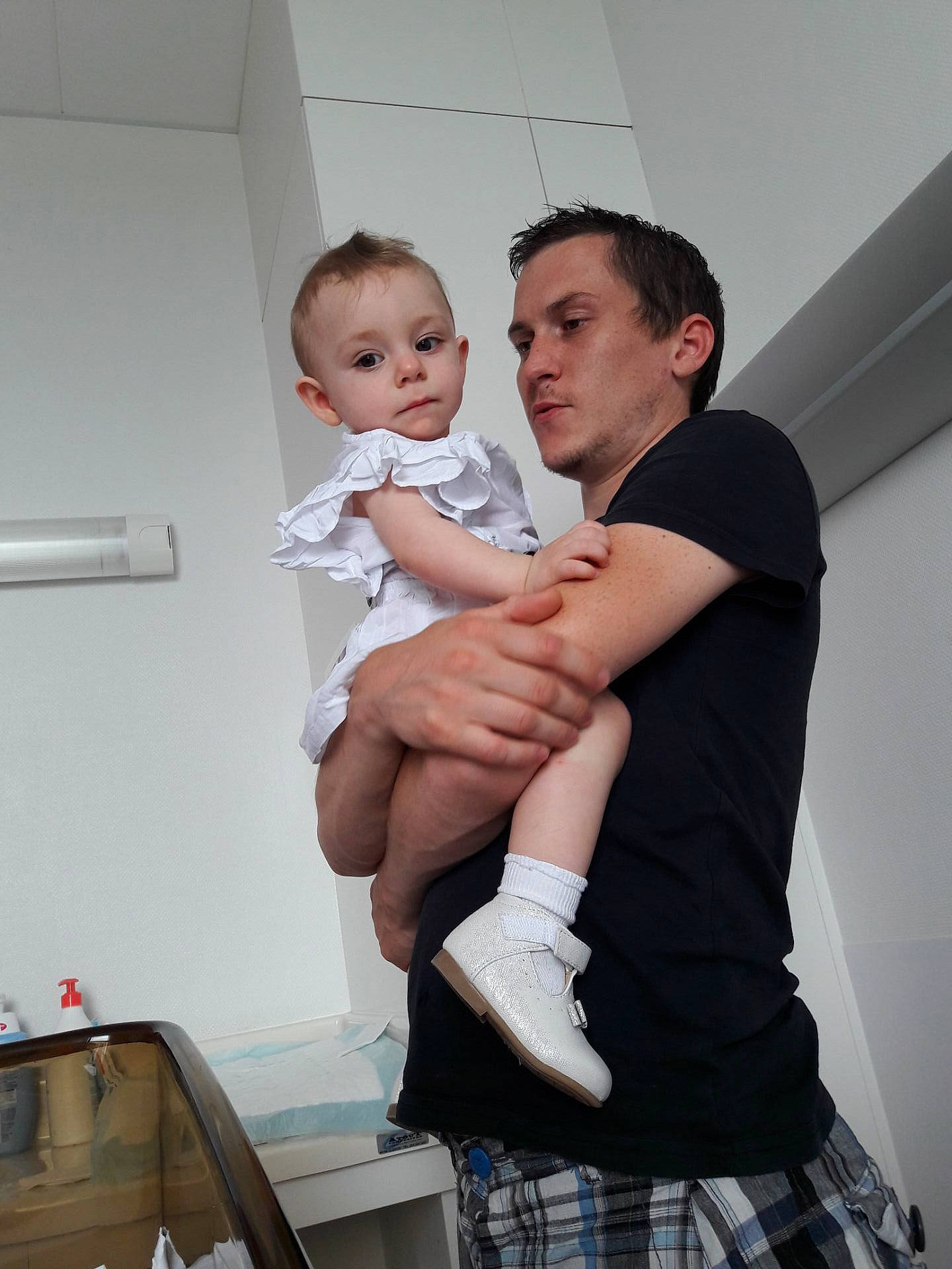 Illyana a rejoint le concours — aidez-le/la à gagner de superbes lots ! arm, finger, fun, furniture, girl, hand, joint, leg, muscle, product, professional