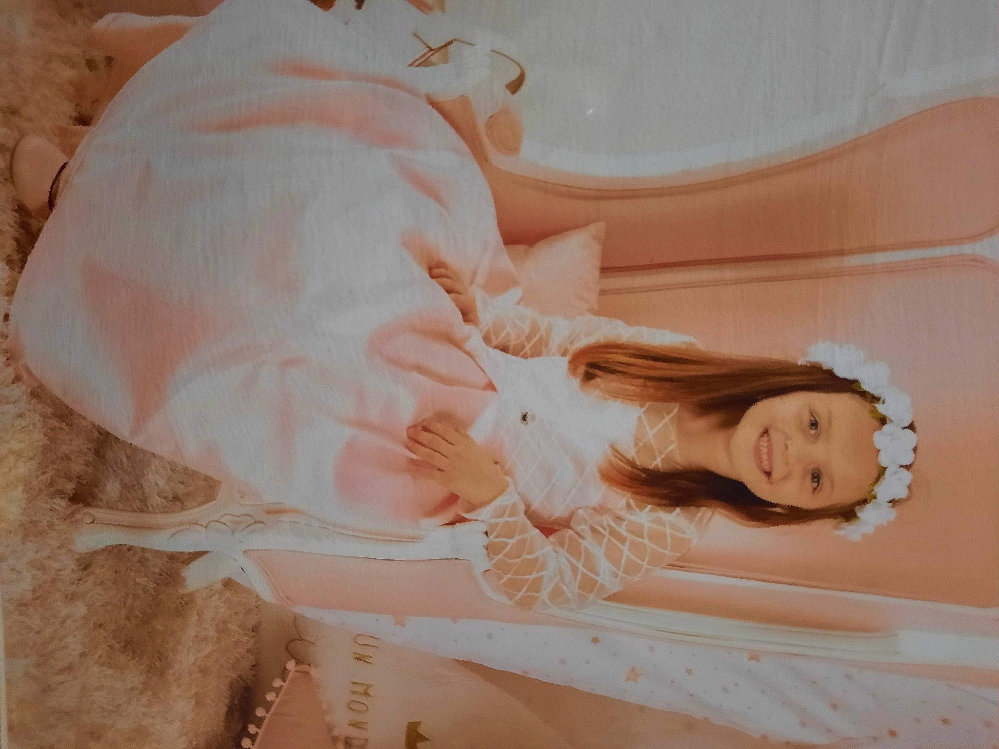 Lily Rose participe au concours pour gagner de l'argent avec cette photo : comfort, headwear, joy, long_hair, painting, peach, person