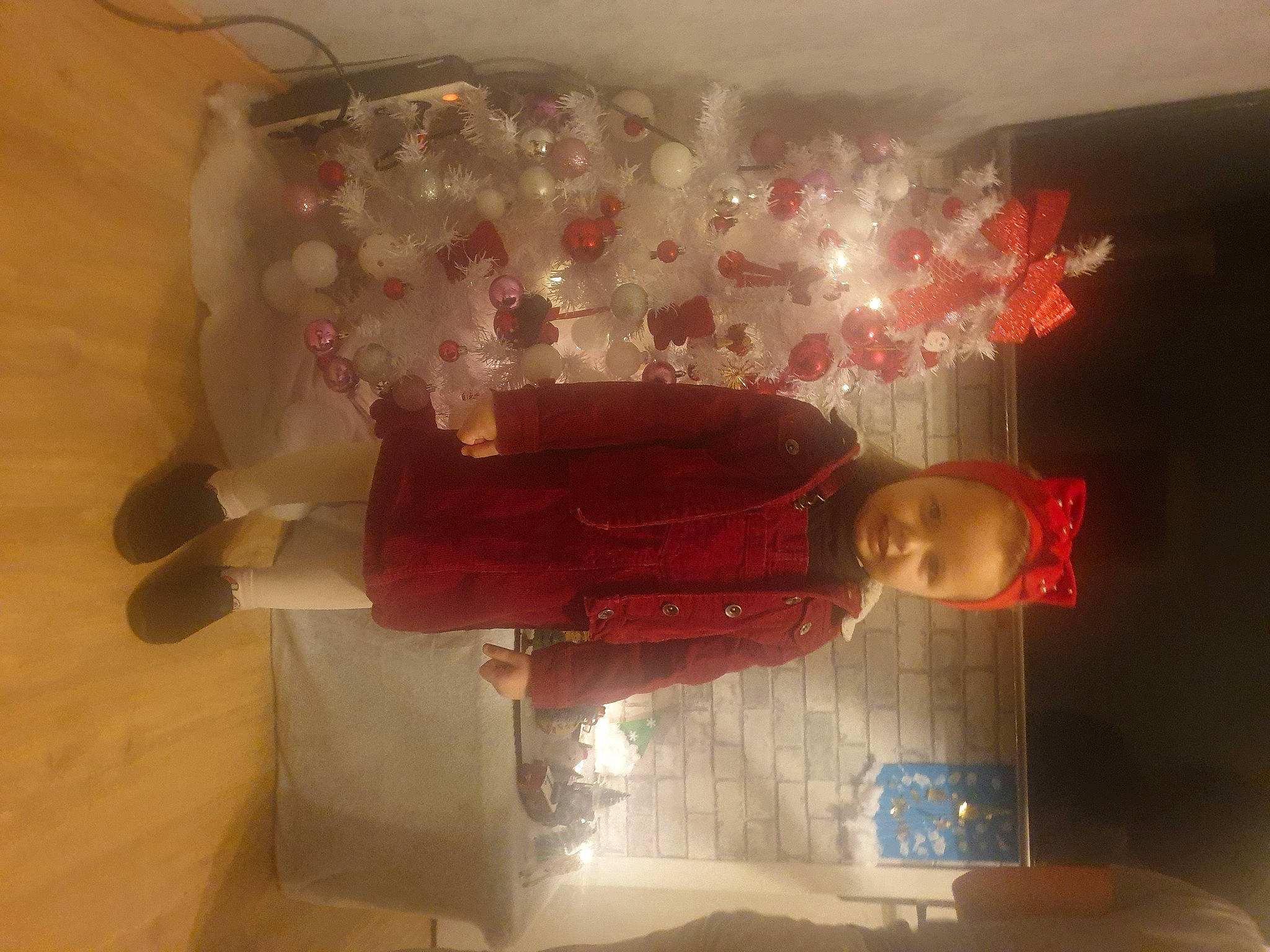 Jaimon a rejoint le concours — aidez-le/la à gagner de superbes lots ! ceiling, circle, decoration, event, fashion_accessory, fun, glass, headpiece, light, light_fixture, lighting_accessory, magenta, material_property, ornament, party_supply, person, plastic, room, transparent_material, window