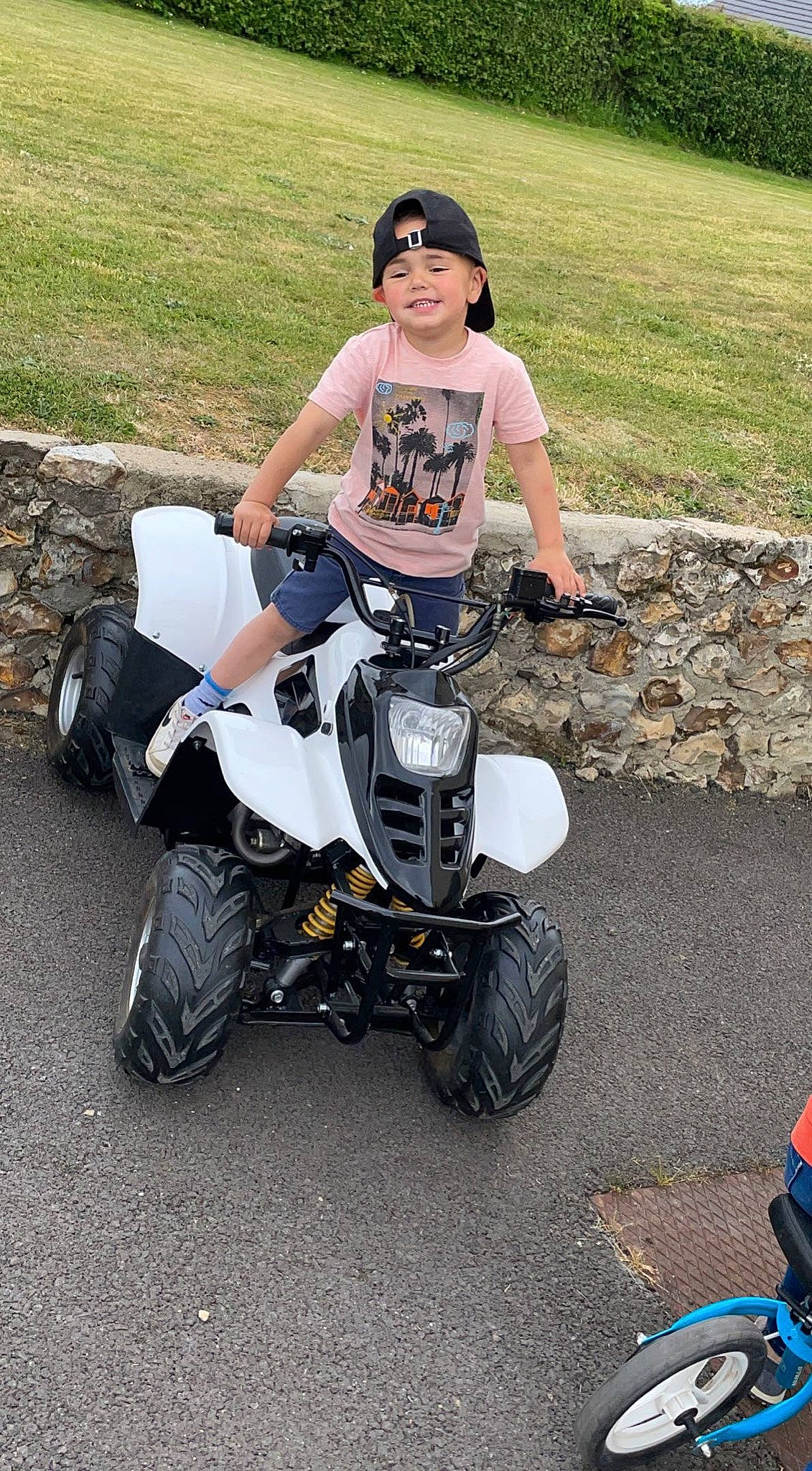 Ewenn a rejoint le concours — aidez-le/la à gagner de superbes lots ! automotive_design, automotive_exhaust, automotive_exterior, automotive_lighting, automotive_tire, automotive_wheel_system, fender, grass, head, headwear, human_leg, joy, motor_vehicle, motorcycle, person, rim, rolling, thigh, tire, toy