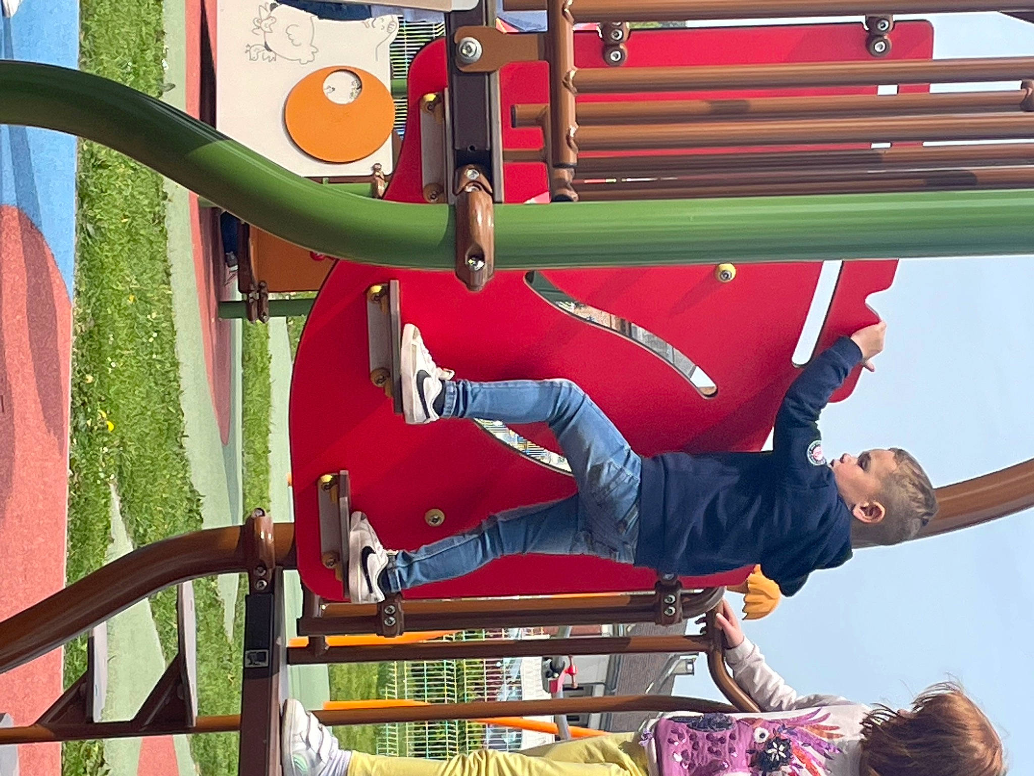 Ewenn a rejoint le concours — aidez-le/la à gagner de superbes lots ! amusement_ride, bicycle_tire, bumper, city, drum, folk_instrument, fun, grass, leisure, motor_vehicle, musical_instrument, outdoor_play_equipment, person, playground, pole, recreation, red, tree, vehicle, vehicle_door