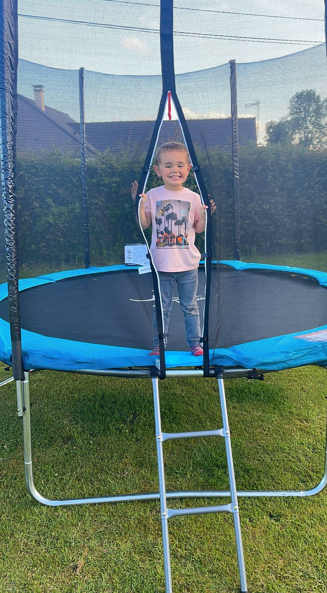Ewenn a rejoint le concours — aidez-le/la à gagner de superbes lots ! balance, city, electric_blue, fun, grass, joy, leisure, nature, outdoor_play_equipment, person, playground, playing_sports, recreation, shade, sky, smile, swing, symmetry, t_shirt, toddler