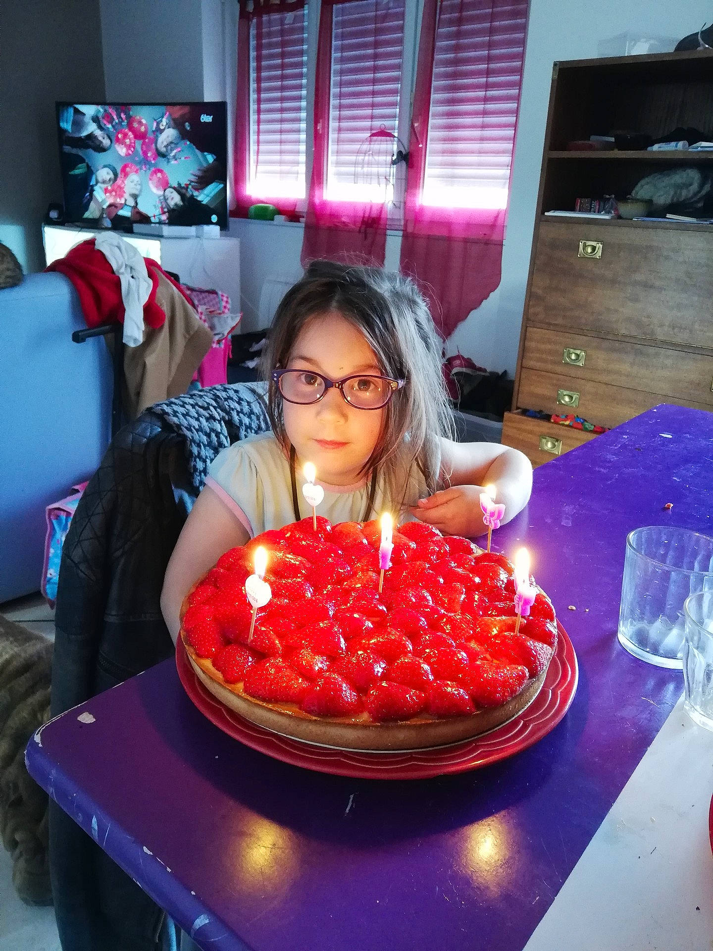 Mina a rejoint le concours — aidez-le/la à gagner de superbes lots ! cuisine, eating, food, fun, girl, party, person, smile, sweetness