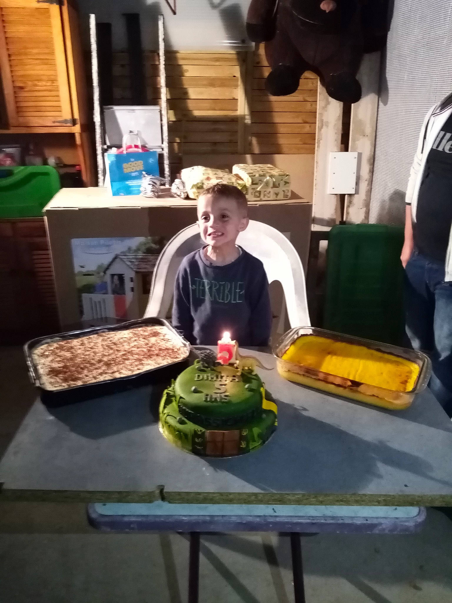 Dimitry a rejoint le concours — aidez-le/la à gagner de superbes lots ! baked_goods, birthday_cake, birthday_candle, cake, cake_decorating, candle, cooking, cuisine, dish, event, food, furniture, interior_design, jacket, joy, lighting, person, plant, plate, t_shirt