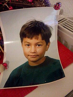 Mikael a rejoint le concours — aidez-le/la à gagner de superbes lots ! bangs, black_hair, child, chin, ear, face, facial_expression, forehead, hair, hair_coloring, hairstyle, head, person, smile, toddler