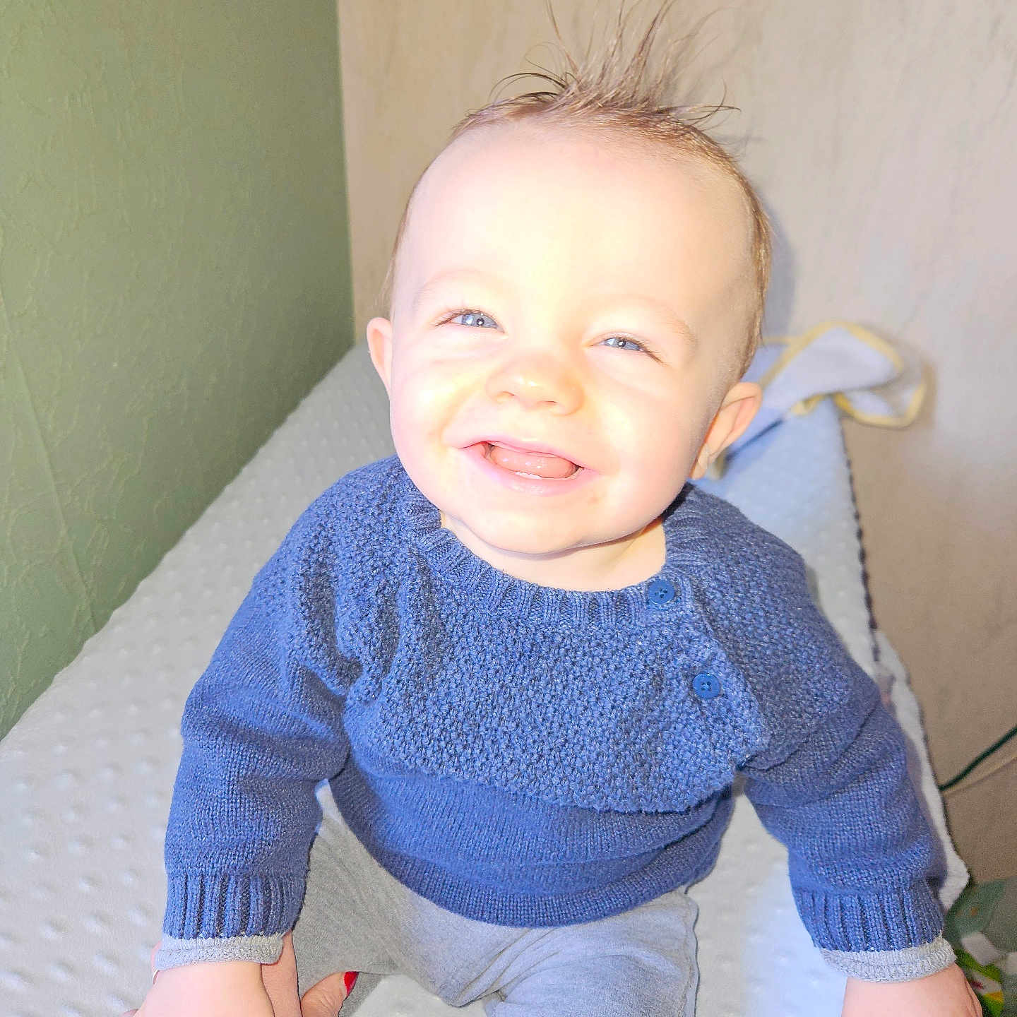 Gabin a rejoint le concours — aidez-le/la à gagner de superbes lots ! baby, babylaughing, bodypart, clothing, face, finger, hand, happy, head, jeans, knitwear, longsleeve, pants, person, photography, portrait, sitting, sleeve, smile, sweater
