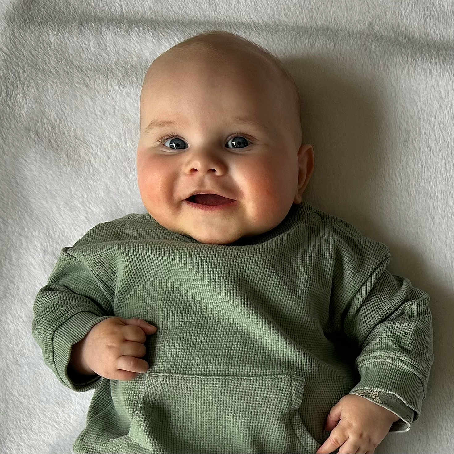 Liam participe au concours pour gagner de l'argent avec cette photo : baby, babylaughing, clothing, face, happy, head, laughing, longsleeve, newborn, pants, person, photography, portrait, sleeve, smile