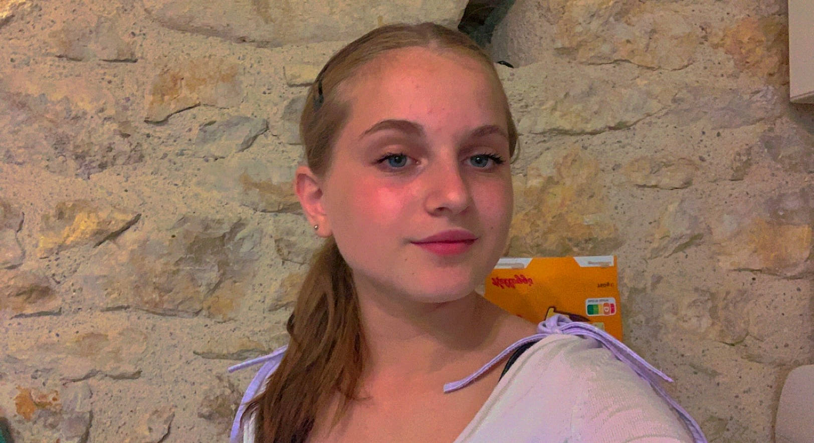 Laurine participe au concours pour gagner de l'argent avec cette photo : beauty, blond, earrings, electric_blue, eyebrow, eyewear, fun, happy, iris, jaw, jewellery, joy, leisure, lip, mouth, neck, person, sand, street_fashion, summer