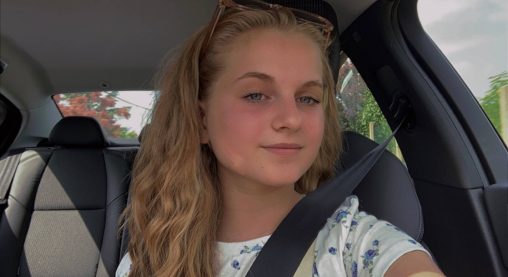 Laurine a rejoint le concours — aidez-le/la à gagner de superbes lots ! automotive_design, automotive_exterior, black_hair, car, car_seat, car_seat_cover, chin, eye, eyebrow, eyewear, flash_photography, head_restraint, iris, joy, lip, motor_vehicle, person, personal_luxury_car, smile, steering_wheel