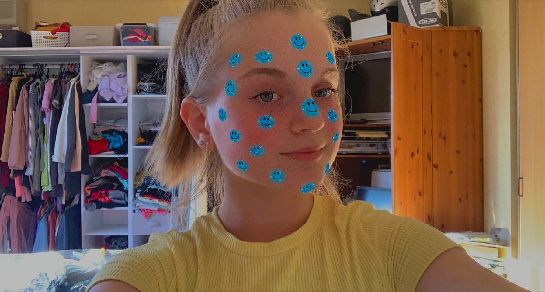 Laurine participe au concours pour gagner de l'argent avec cette photo : beard, cap, ear, electric_blue, eyelash, eyewear, fashion_accessory, forehead, head, hearing, jaw, mouth, neck, person, personal_protective_equipment, shelf, shirt, sports_gear, t_shirt, vision_care