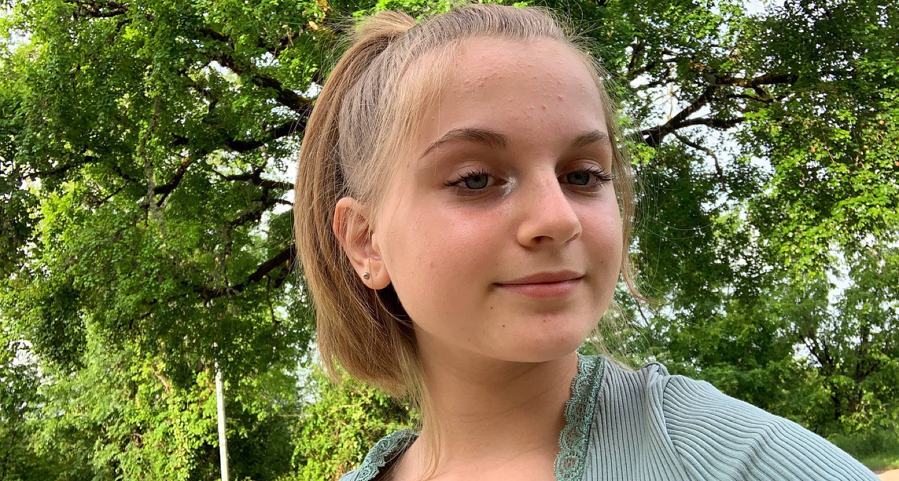 Laurine a rejoint le concours — aidez-le/la à gagner de superbes lots ! blond, botany, brown_hair, ear, eyebrow, eyelash, fashion_accessory, grass, hair_coloring, happy, jaw, jewellery, joy, lip, long_hair, necklace, people_in_nature, person, selfie, smile
