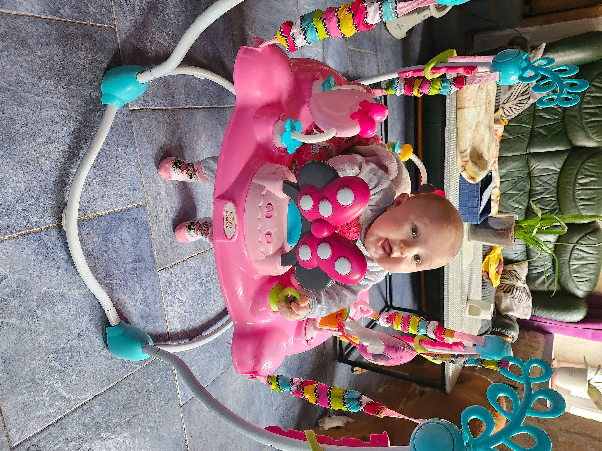 Jeanne a rejoint le concours — aidez-le/la à gagner de superbes lots ! art, child, fun, magenta, pattern, person, pink, play, sunglasses, textile, toddler, toy, visual_arts, wire, wood