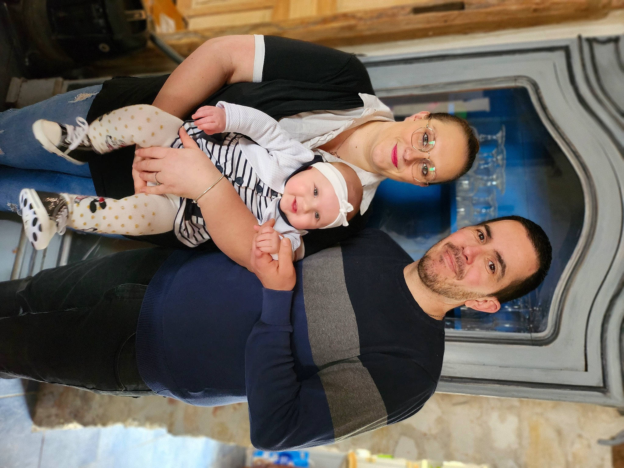 Jeanne participe au concours pour gagner de l'argent avec cette photo : abdomen, arm, child, comfort, elbow, event, eyewear, fun, gesture, happy, headwear, human_leg, joy, knee, leisure, person, picture_frame, room, sitting, smile